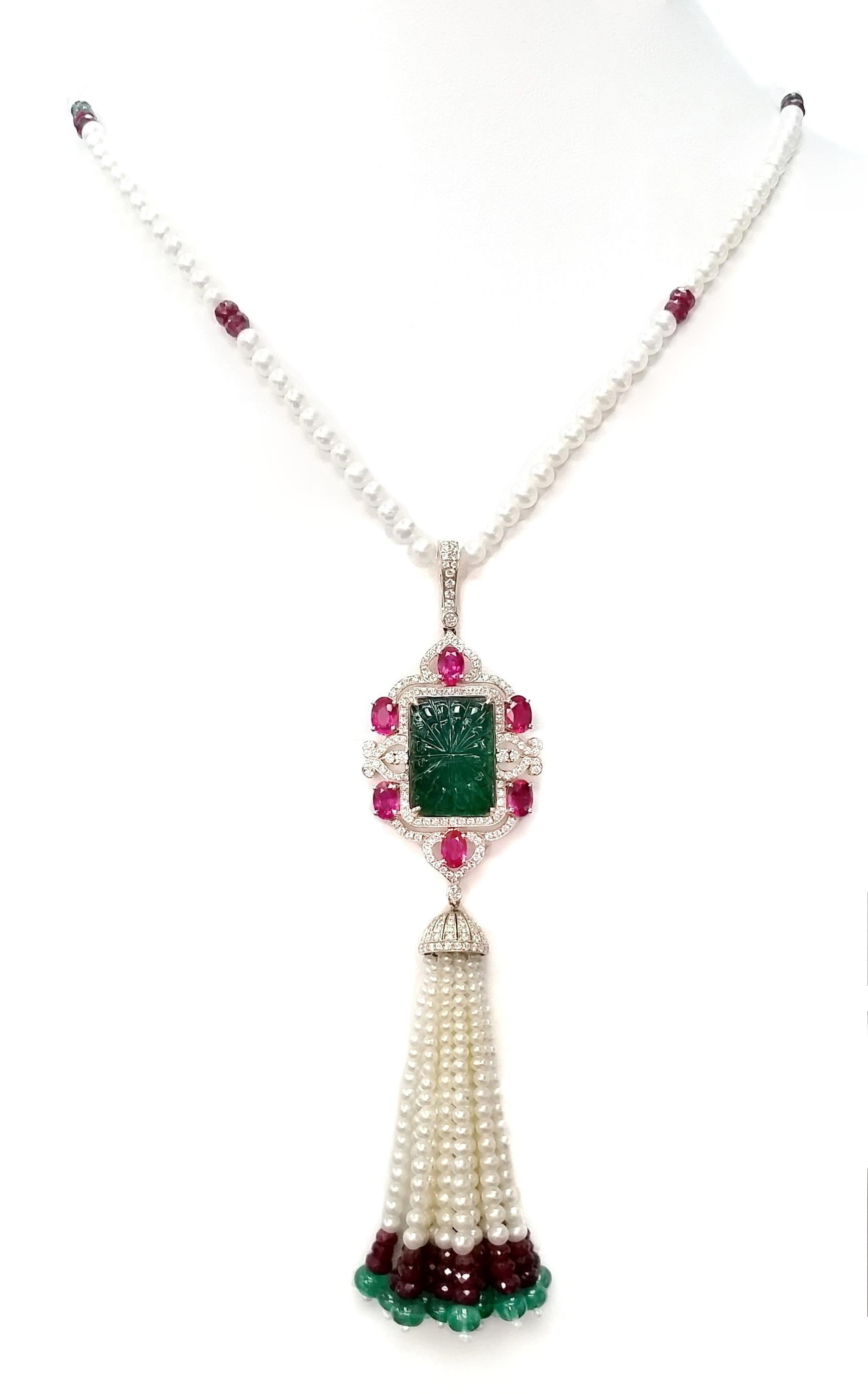 Halskette mit IGI-zertifiziertem 30,86 Karat Smaragd 23,65 Karat Rubine 1,52 Karat Diamanten und Perlen Damen im Angebot