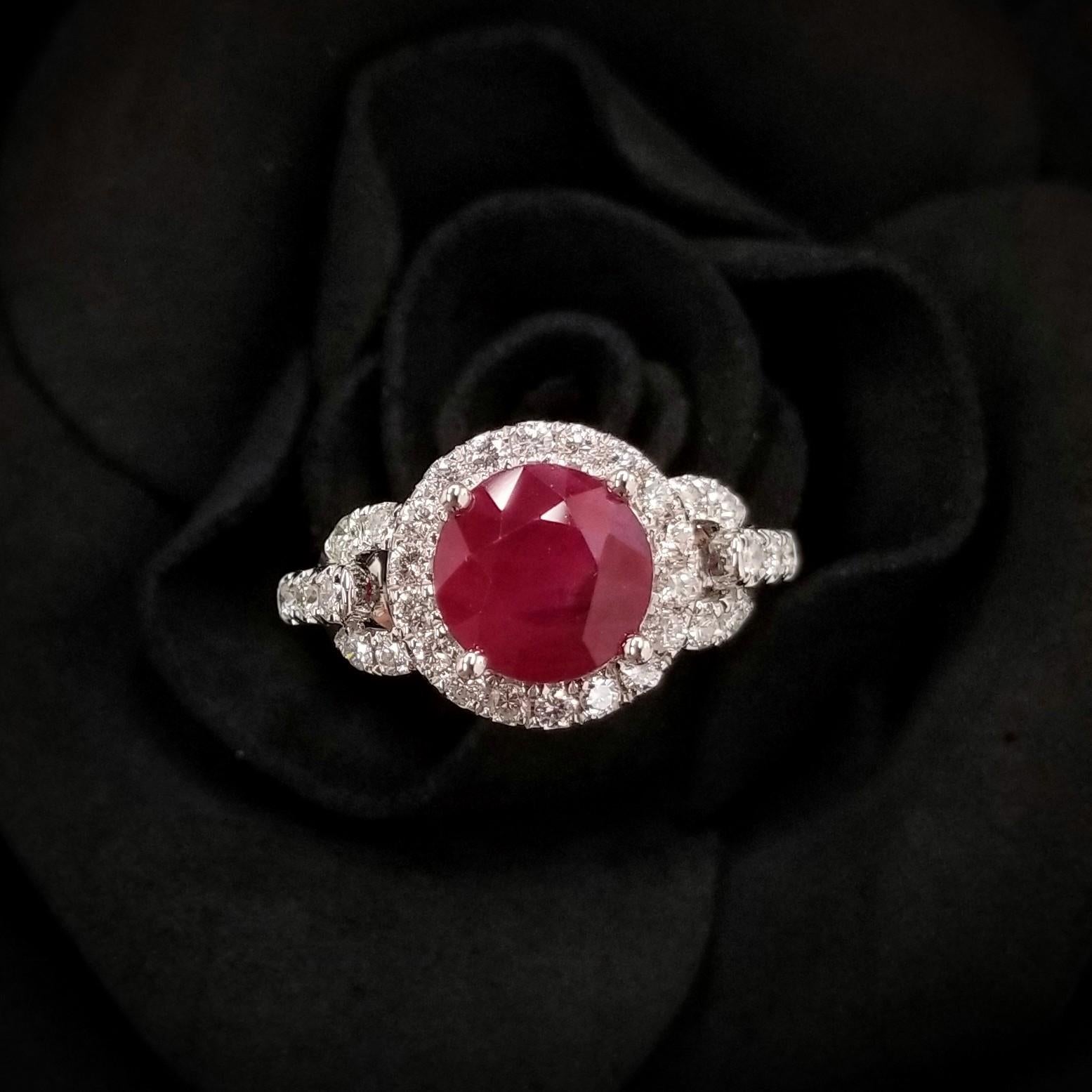 IGI Certified 3.10 Carat  Burma Ruby & Diamond Ring in 18K White Gold In New Condition For Sale In KOWLOON, HK