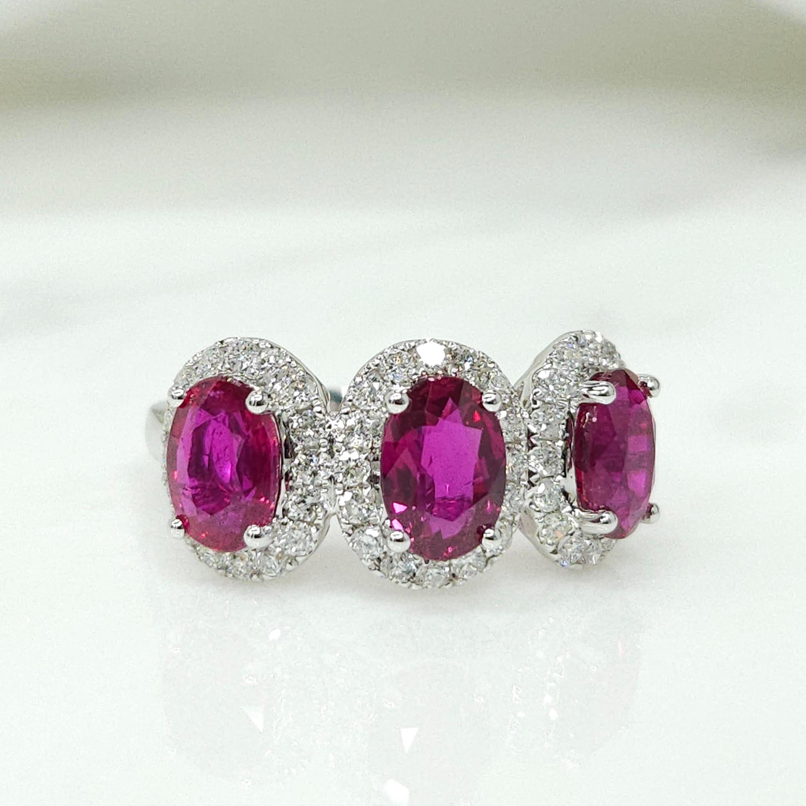 IGI Certificado Anillo Halo Triple de Rubí y Diamante de 3,10 Quilates en Oro Blanco de 18 quilates en venta 4