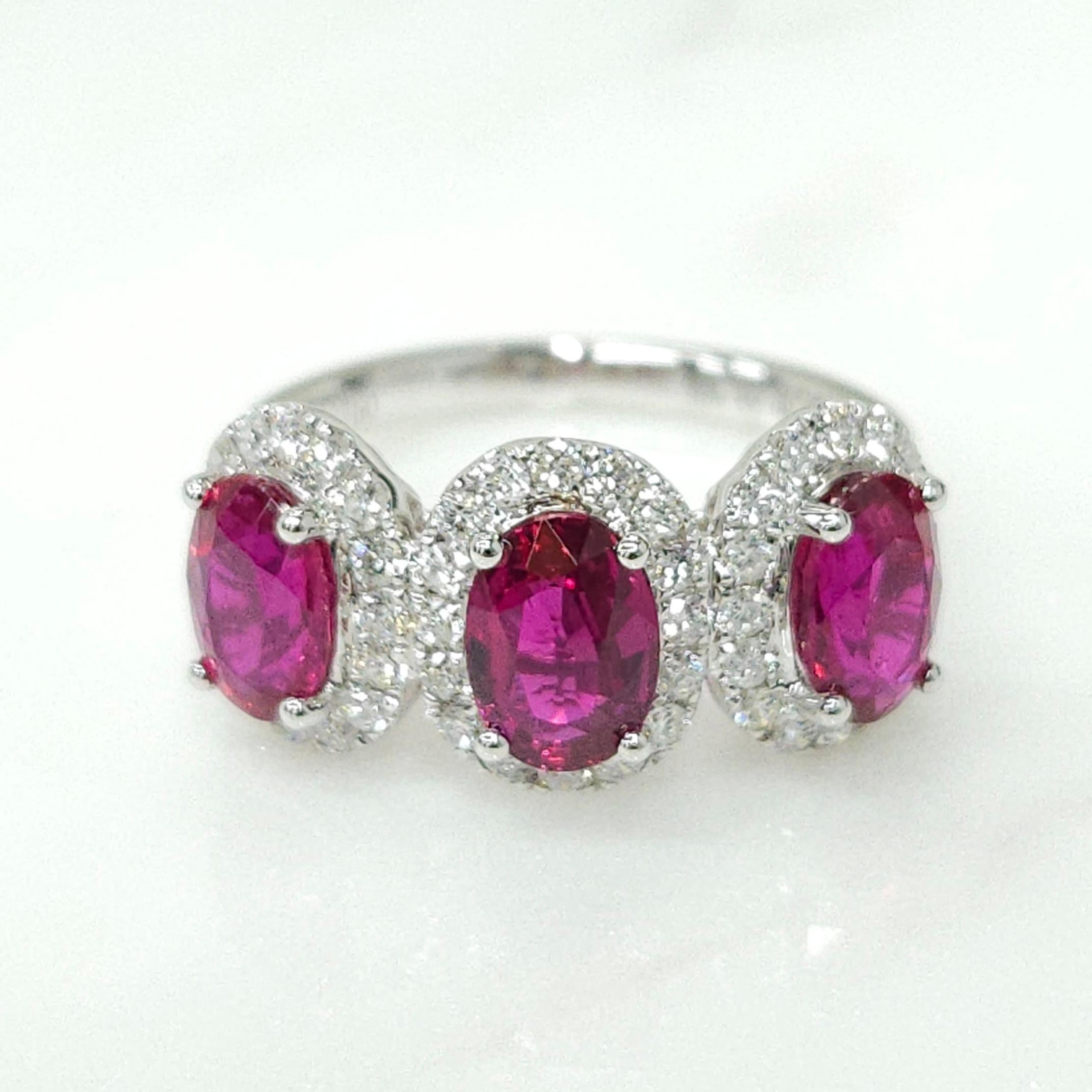 IGI Certificado Anillo Halo Triple de Rubí y Diamante de 3,10 Quilates en Oro Blanco de 18 quilates Moderno en venta