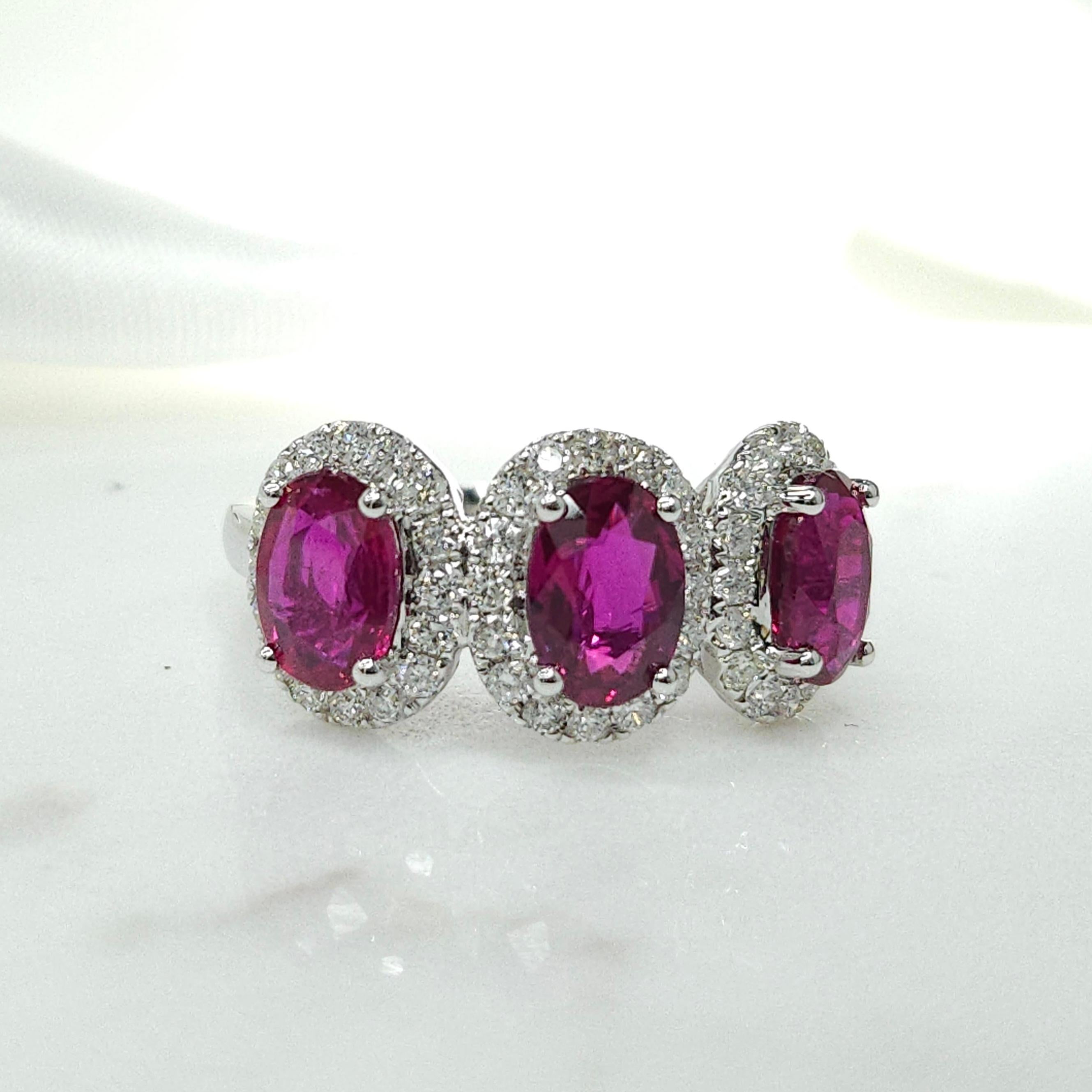 IGI Certificado Anillo Halo Triple de Rubí y Diamante de 3,10 Quilates en Oro Blanco de 18 quilates Corte oval en venta
