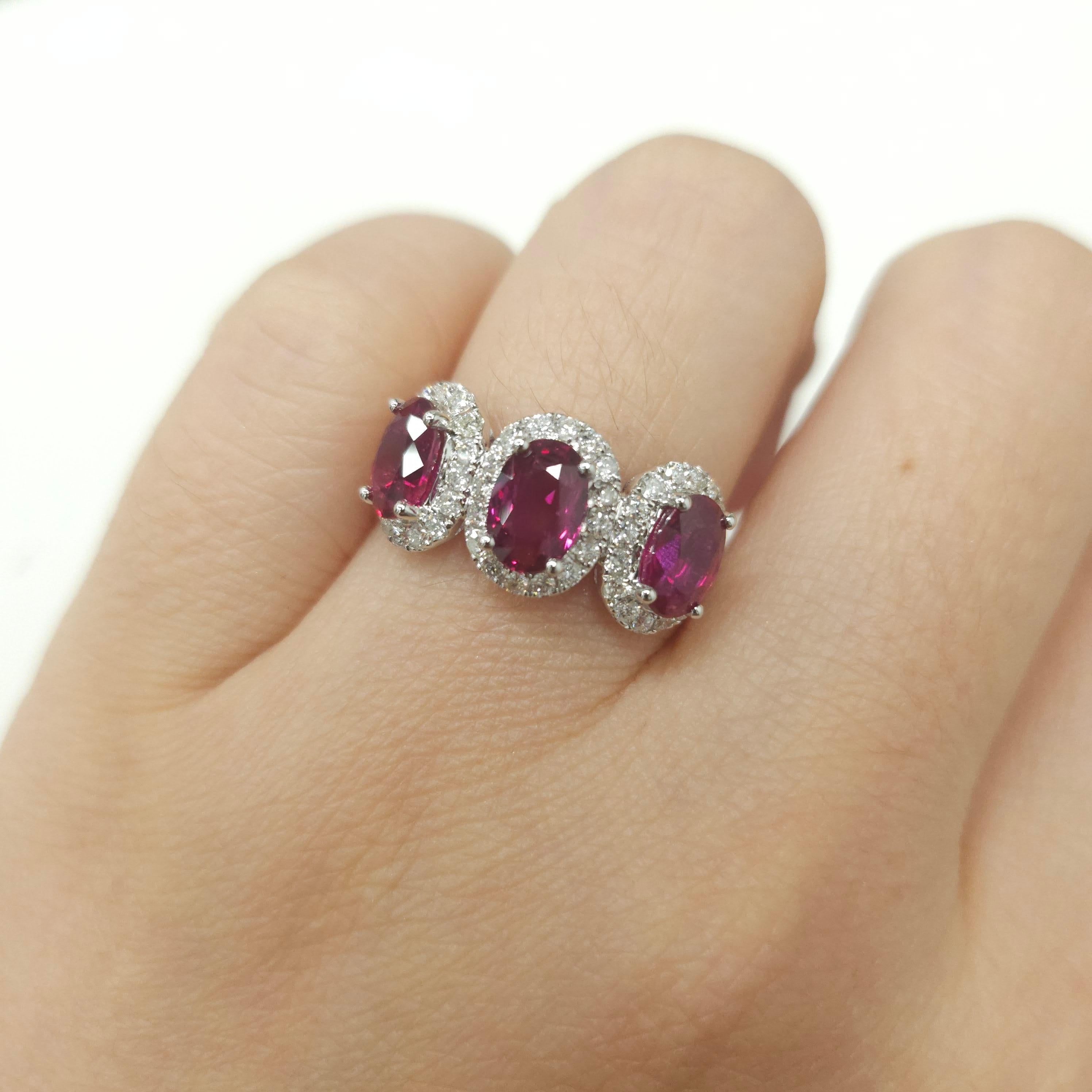 IGI Certificado Anillo Halo Triple de Rubí y Diamante de 3,10 Quilates en Oro Blanco de 18 quilates en Nuevo estado para la venta en KOWLOON, HK