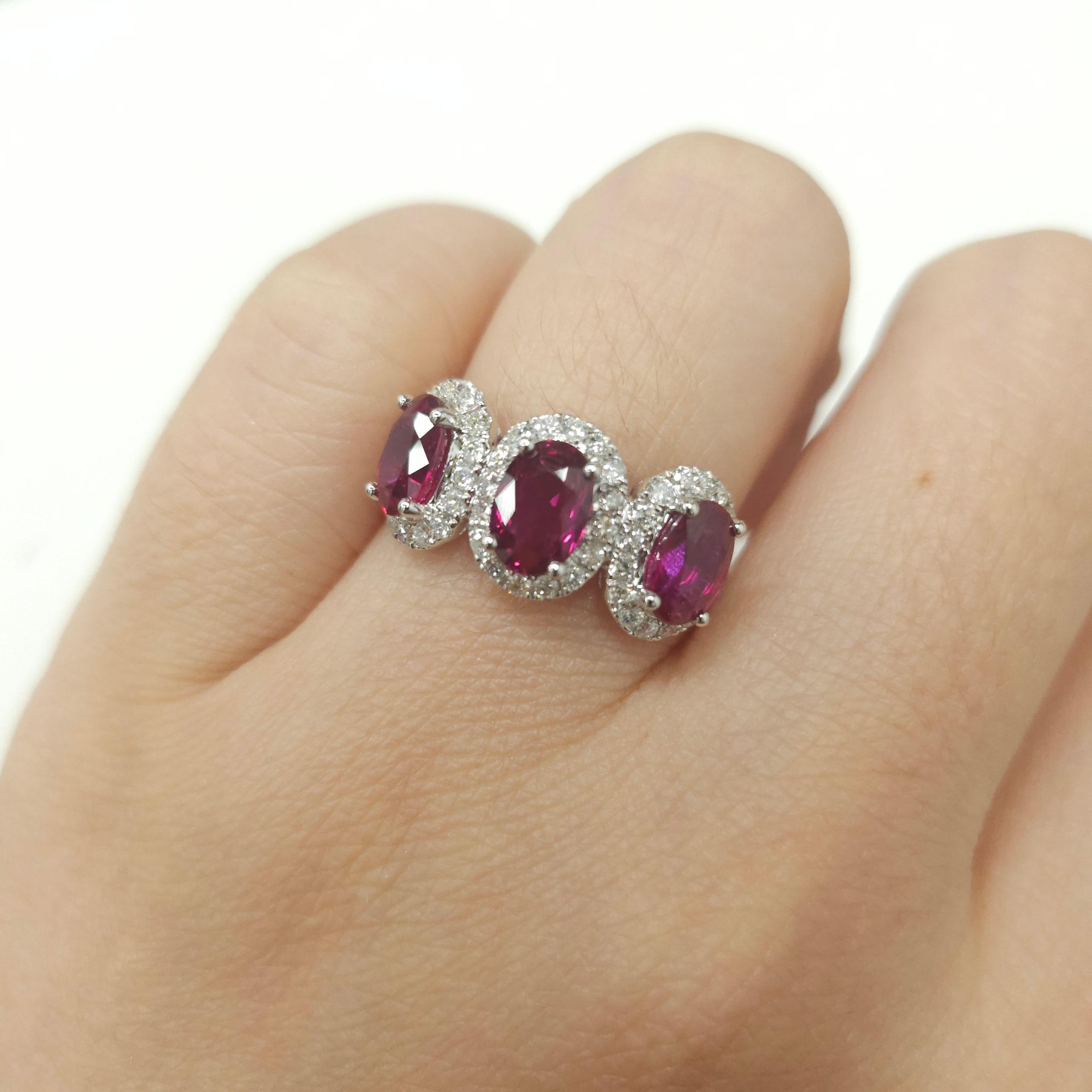 De las mujeres IGI Certificado Anillo Halo Triple de Rubí y Diamante de 3,10 Quilates en Oro Blanco de 18 quilates en venta