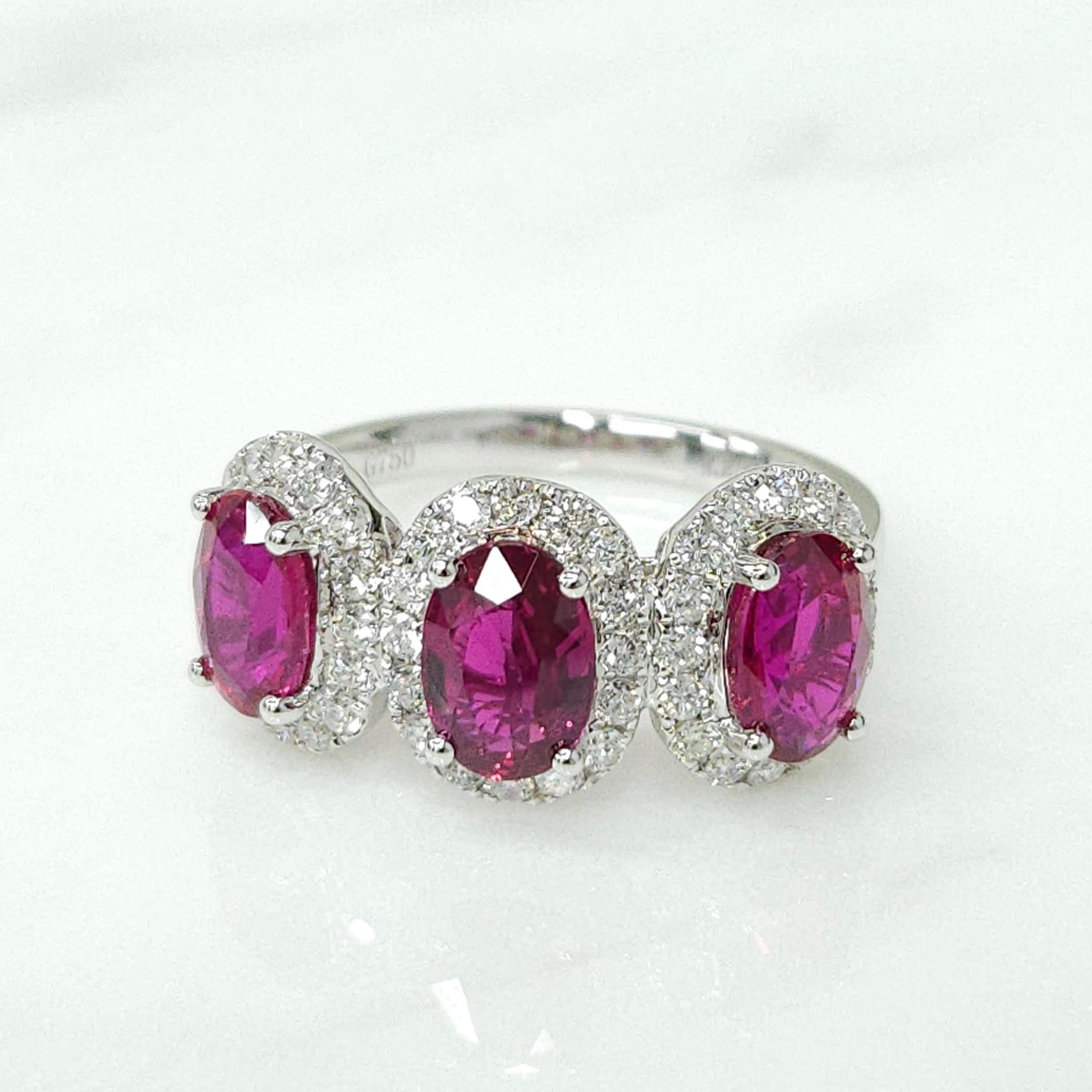IGI Certificado Anillo Halo Triple de Rubí y Diamante de 3,10 Quilates en Oro Blanco de 18 quilates en venta 1