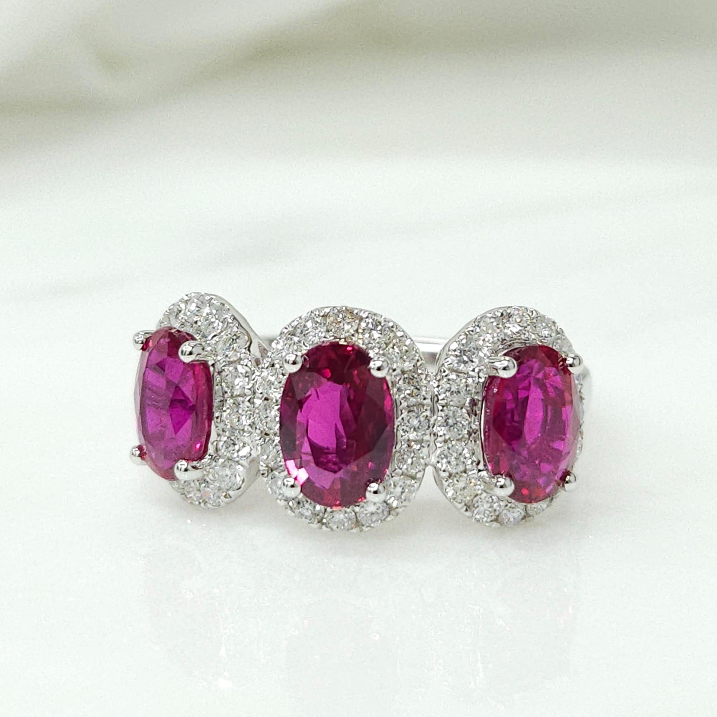 IGI Certificado Anillo Halo Triple de Rubí y Diamante de 3,10 Quilates en Oro Blanco de 18 quilates en venta 3