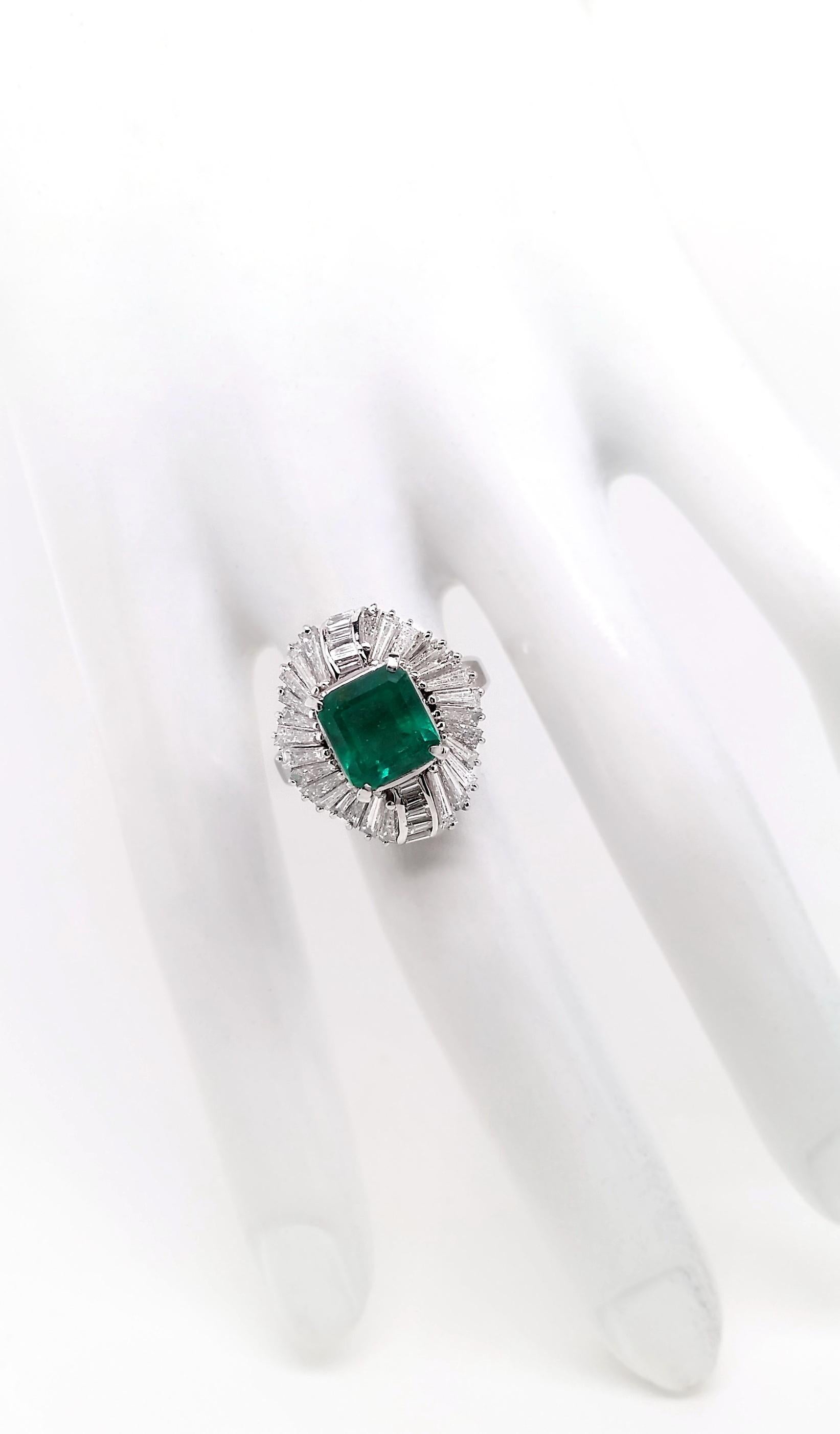 Emerald Cut IGI Certified 3.13ct Not-Treated Colombia Emerald 2.40ct Diamonds Platinum Ring For Sale