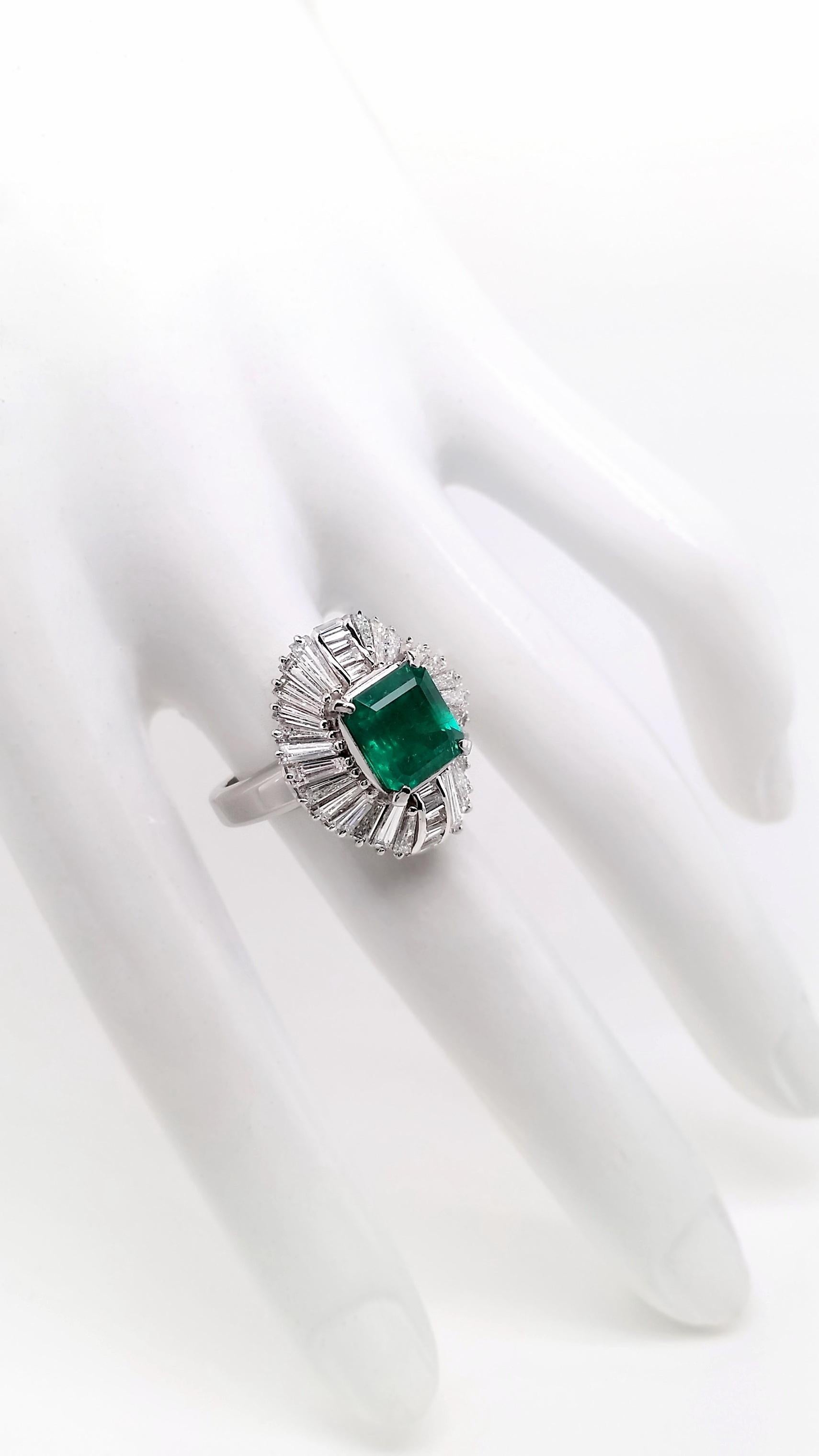 Women's or Men's IGI Certified 3.13ct Not-Treated Colombia Emerald 2.40ct Diamonds Platinum Ring For Sale