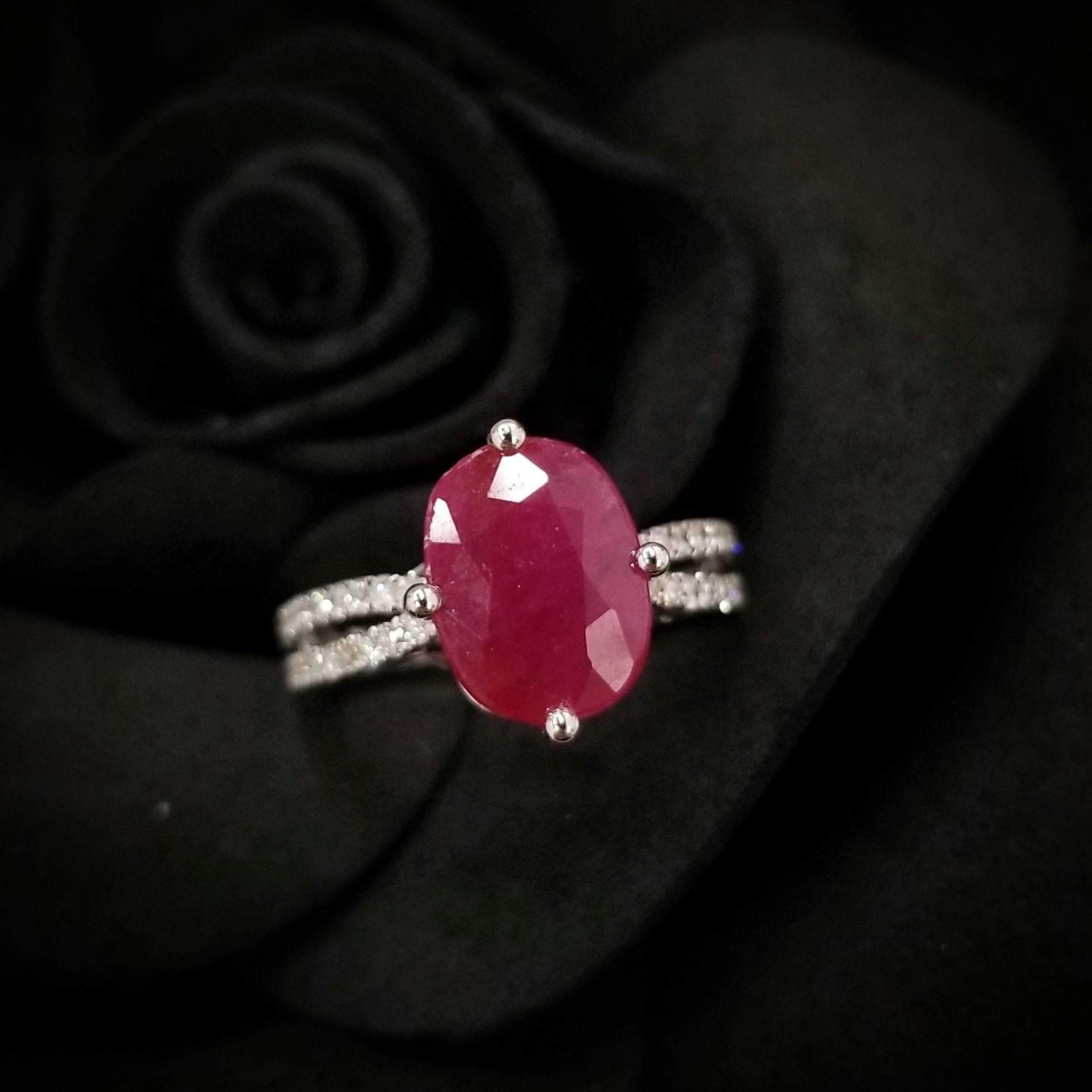 IGI Certified 3.15 Carat Red Ruby & Diamond Ring in 18K White Gold In New Condition For Sale In KOWLOON, HK
