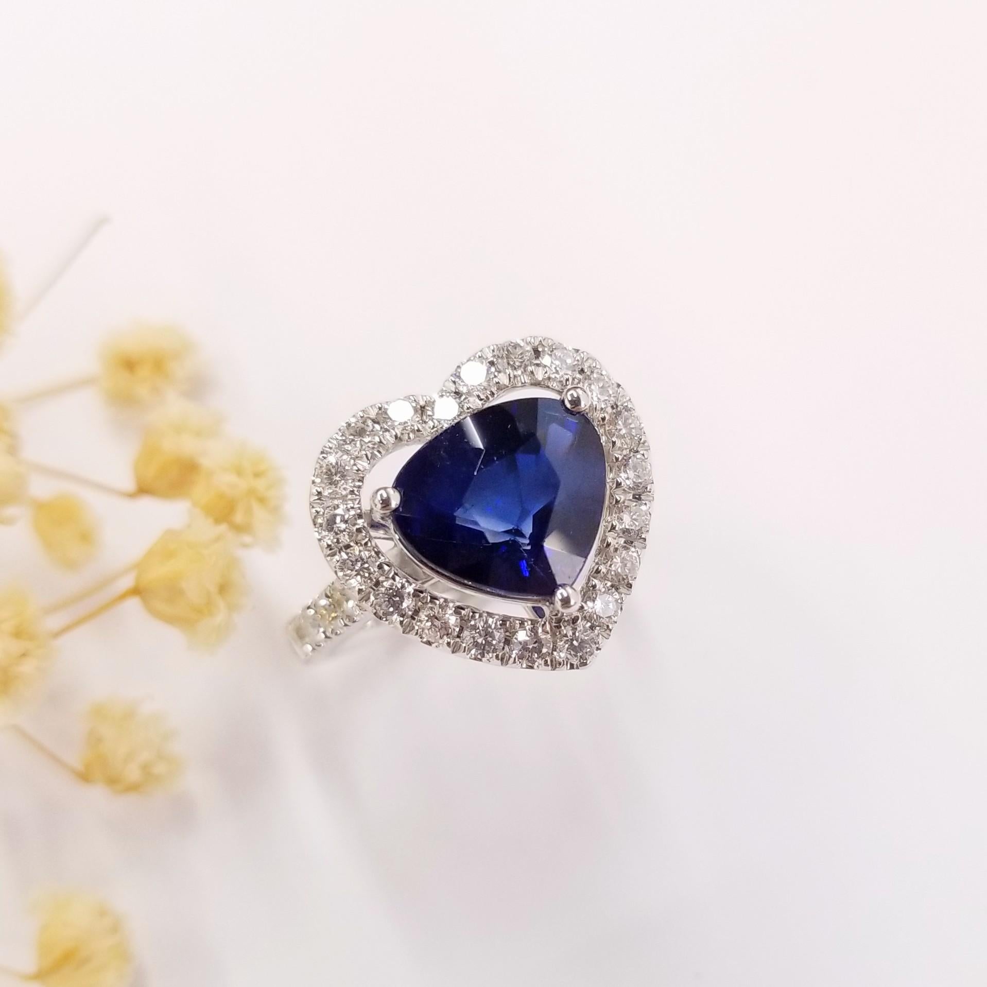 Modern IGI Certified 3.15Carat Blue Sapphire & Diamond Ring in 18K White Gold For Sale