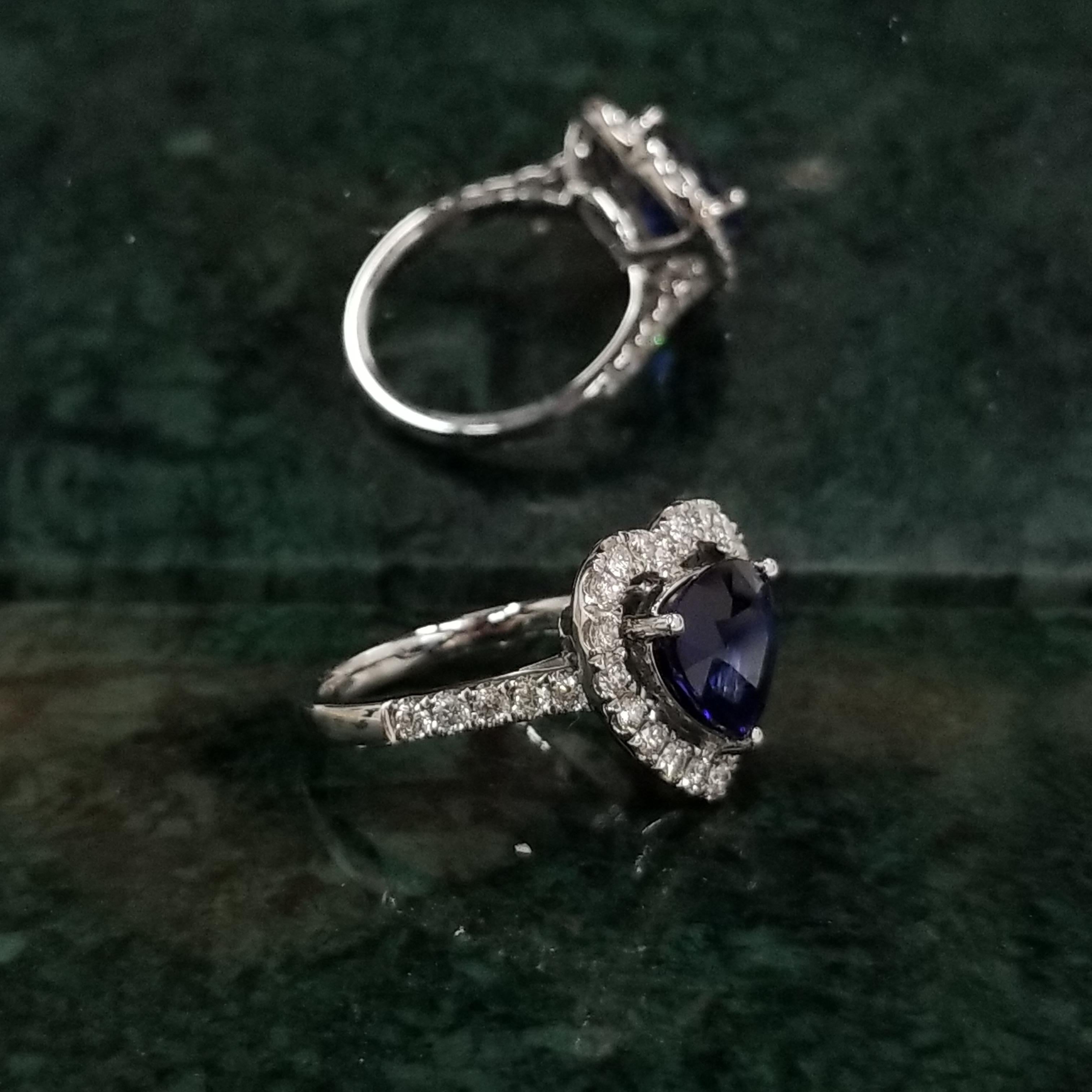 IGI Certified 3.15Carat Blue Sapphire & Diamond Ring in 18K White Gold In New Condition For Sale In KOWLOON, HK