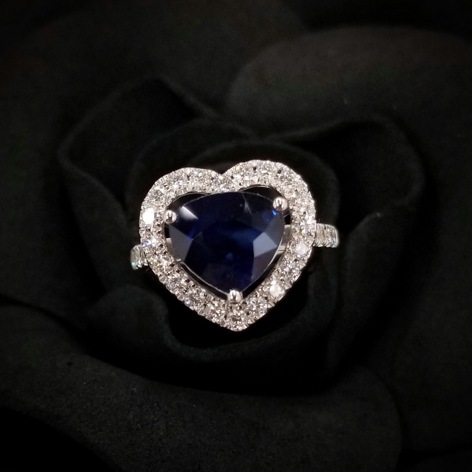 Women's IGI Certified 3.15Carat Blue Sapphire & Diamond Ring in 18K White Gold For Sale