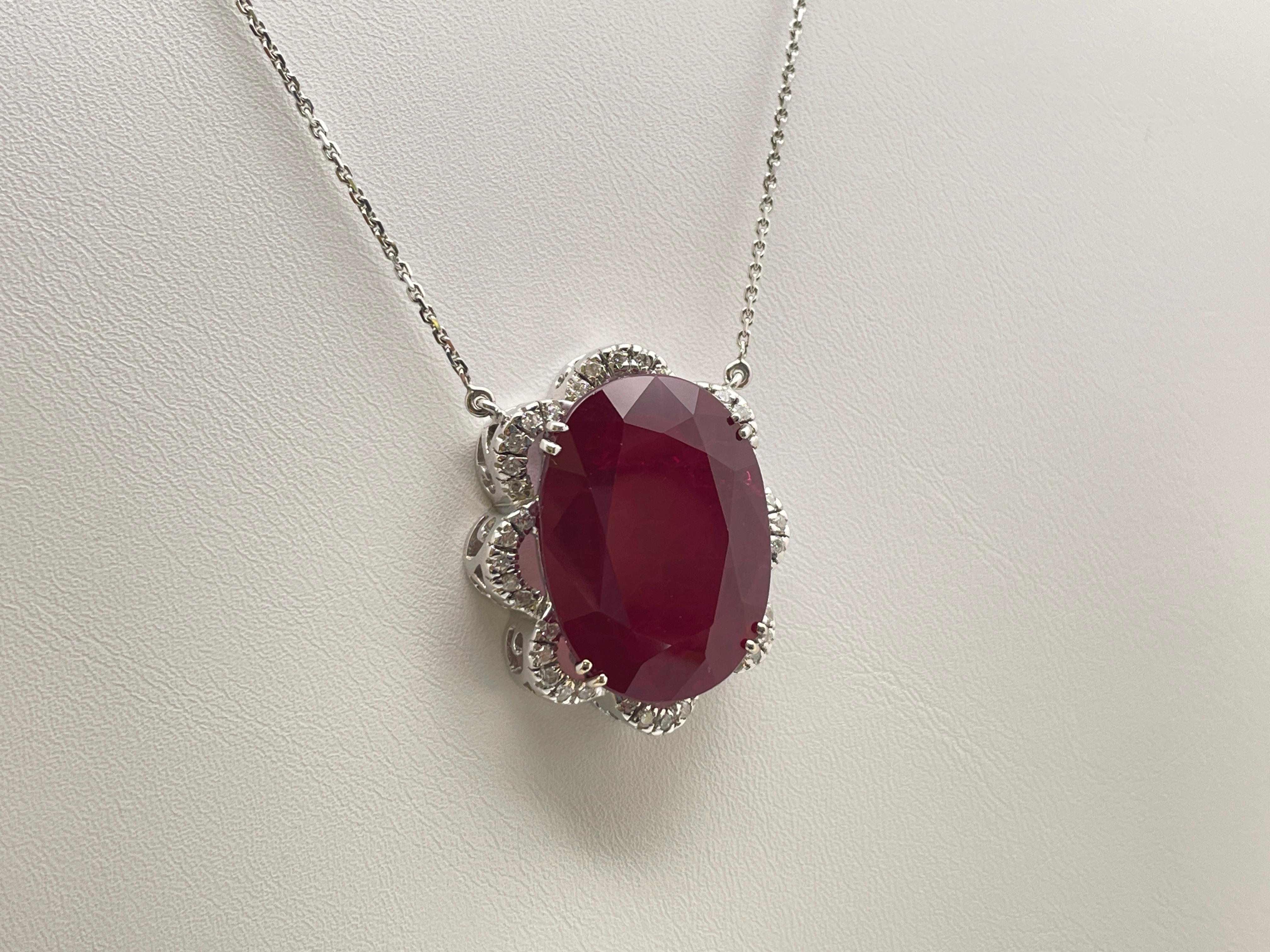 IGI Certified 32 CT Ruby Diamond 18K White Gold Pendant Necklace (Ovalschliff) im Angebot