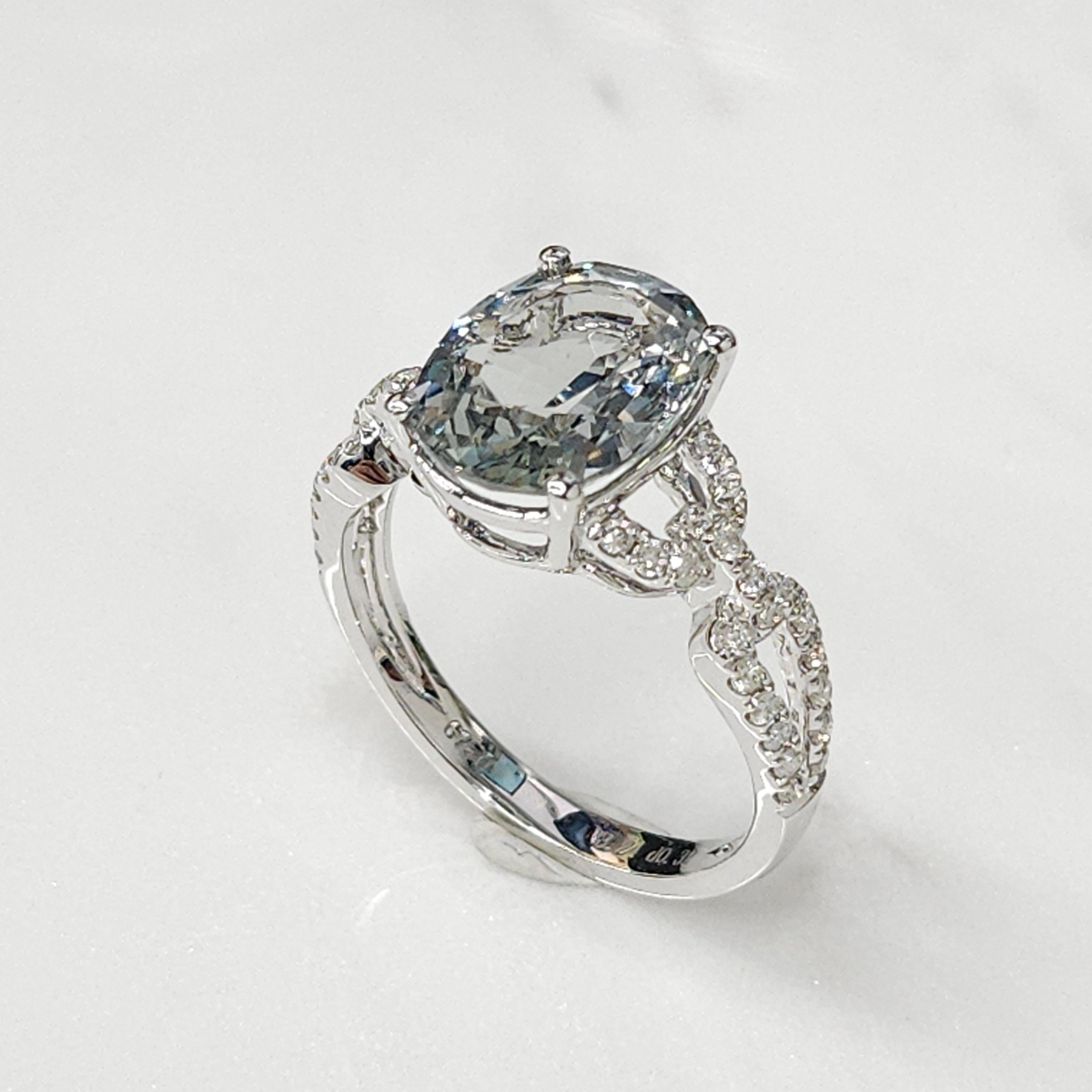 IGI Certified 3.24 Carat Light Green Sapphire & Diamond Ring in 18K White Gold For Sale 4