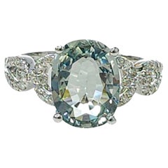 Bague en or blanc 18 carats avec saphir vert clair de 3,24 carats et diamants certifiés IGI