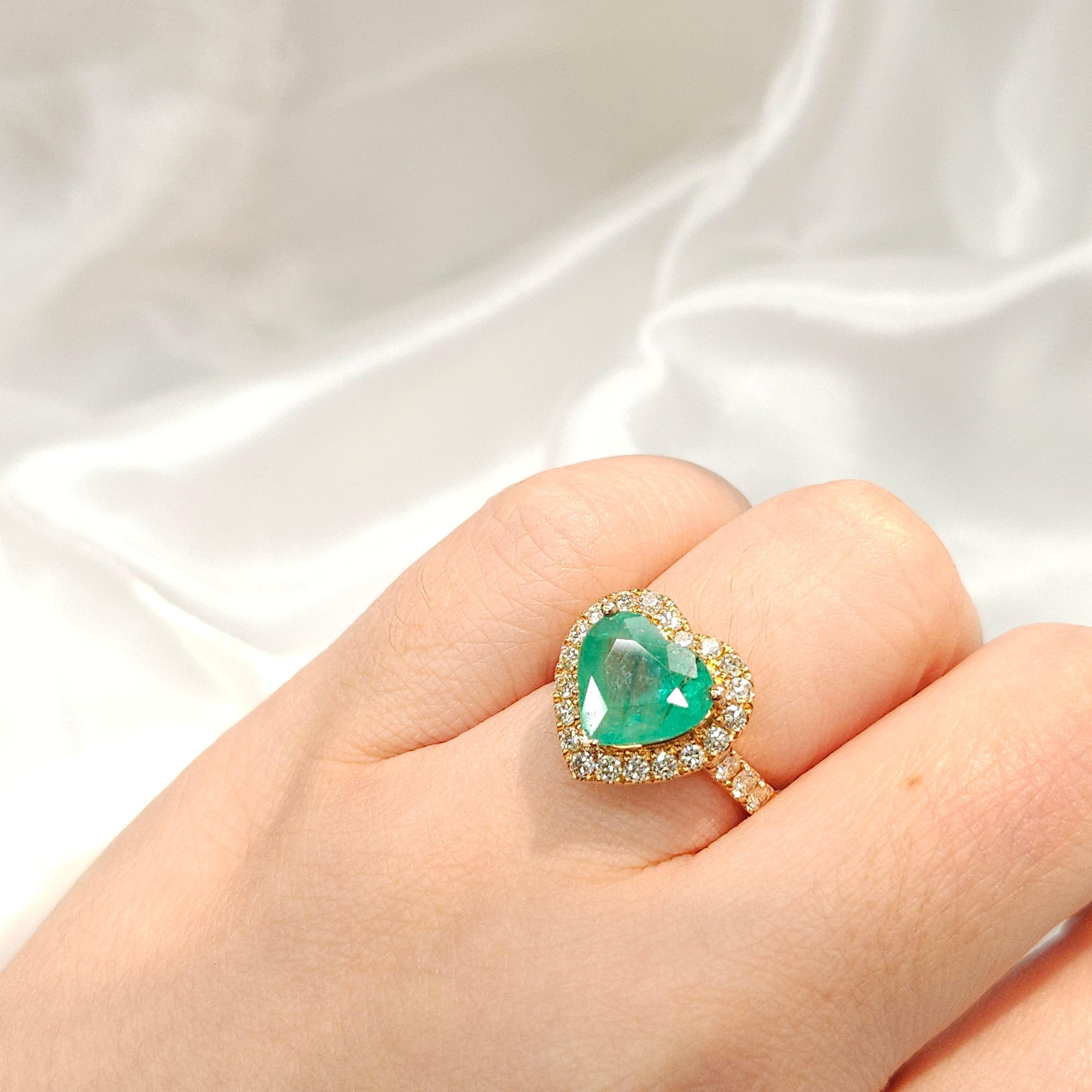 Modern IGI certified 3.30 Carat Emerald & Carat Diamond Ring in 18K Rose Gold For Sale