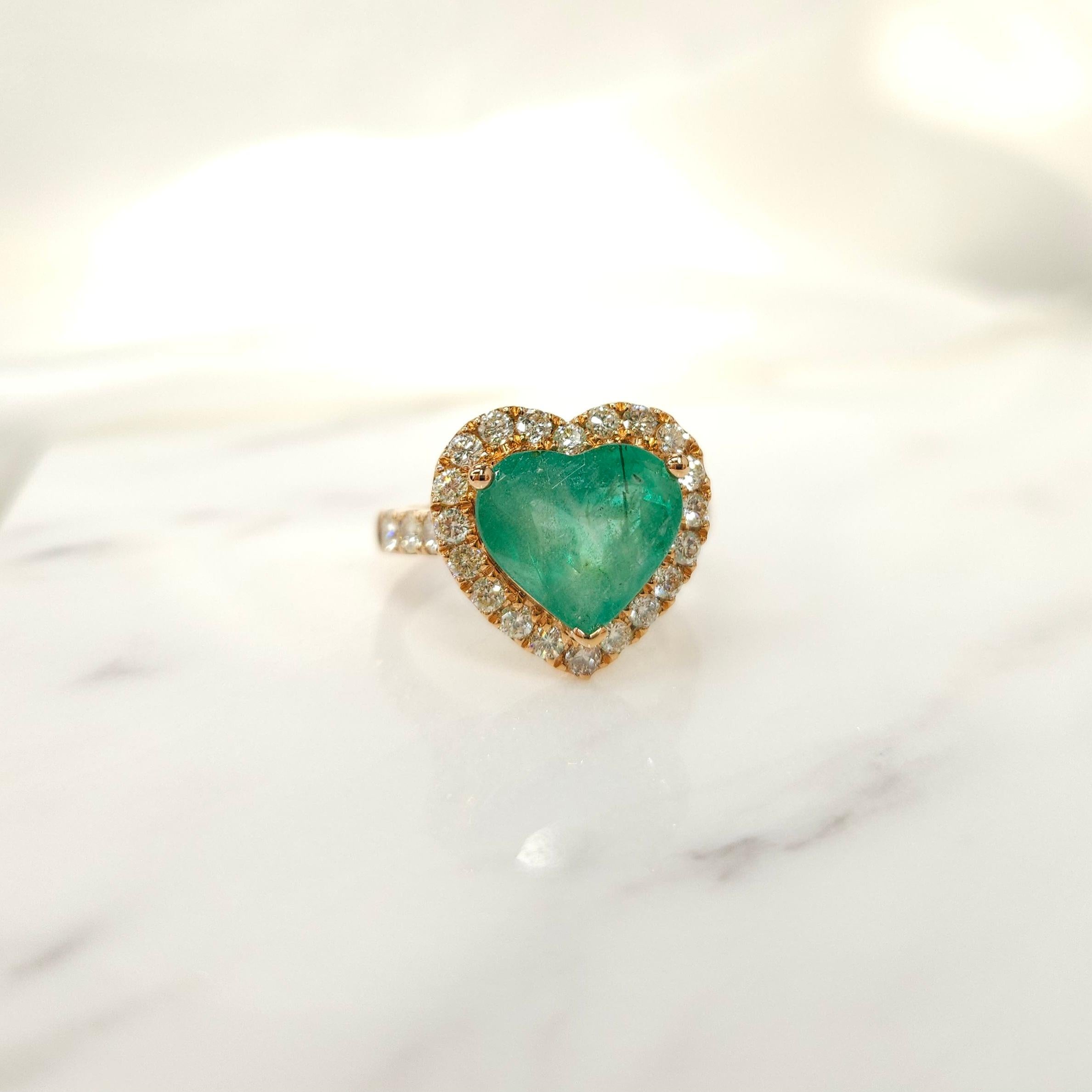 Women's IGI certified 3.30 Carat Emerald & Carat Diamond Ring in 18K Rose Gold For Sale