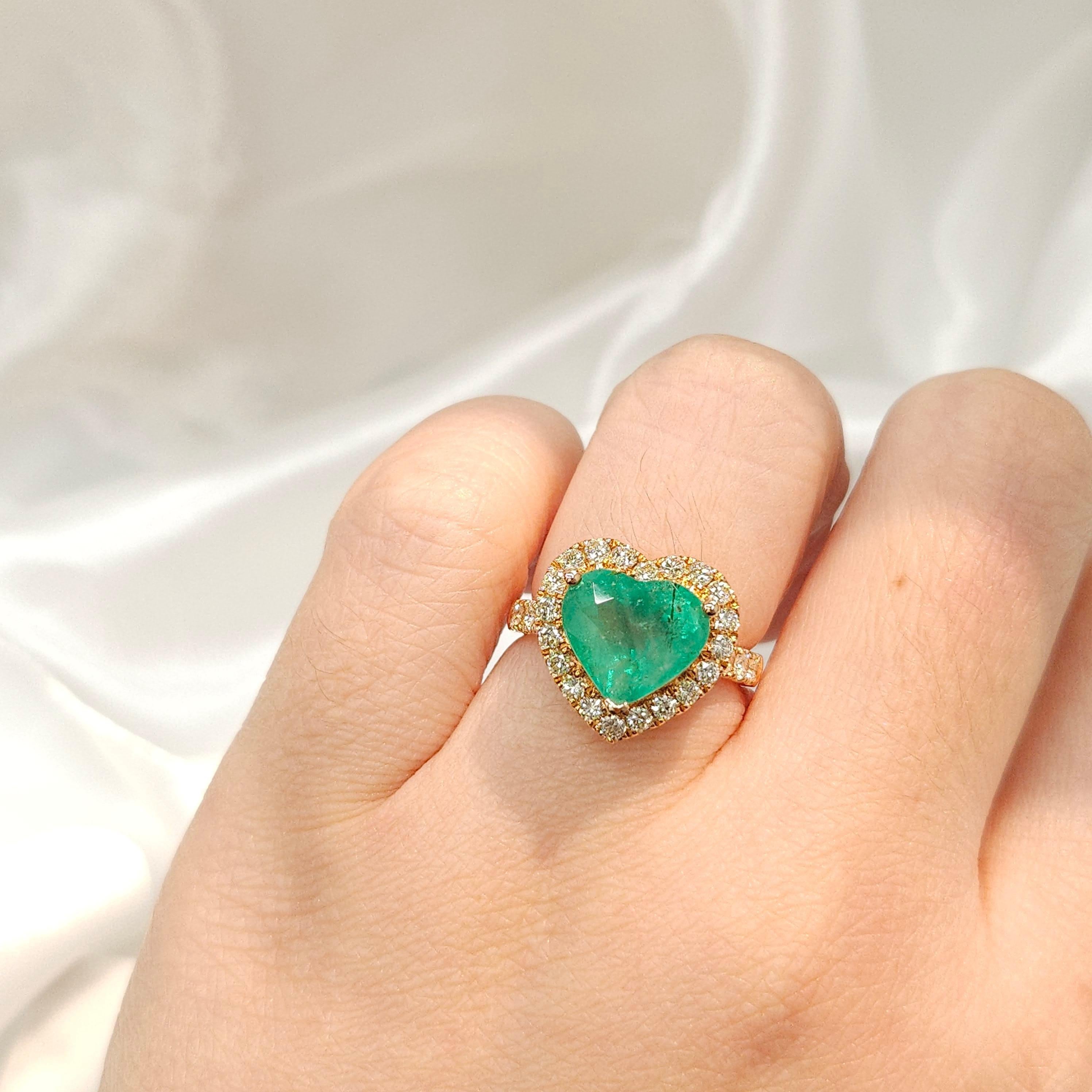 IGI certified 3.30 Carat Emerald & Carat Diamond Ring in 18K Rose Gold For Sale 1