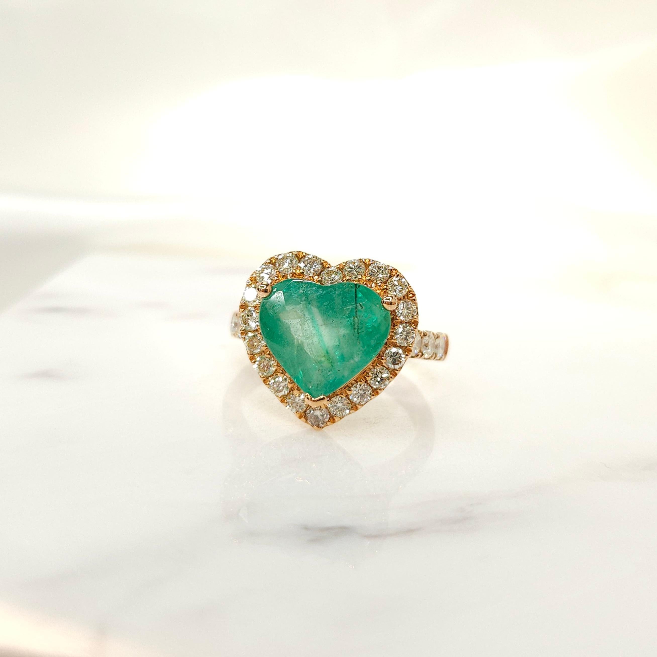 IGI certified 3.30 Carat Emerald & Carat Diamond Ring in 18K Rose Gold For Sale 2