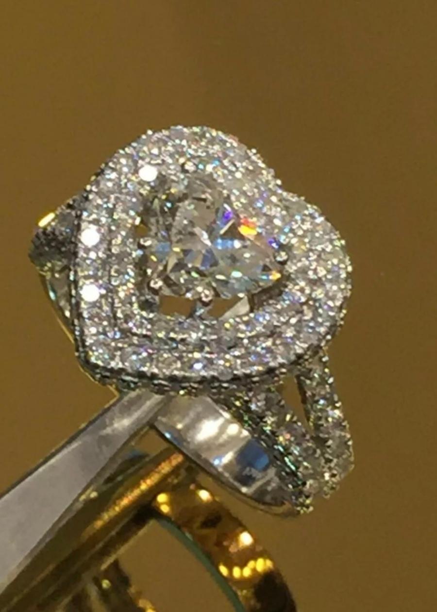 An exquisite design from love collection in 18k gold with a IGI certified natural diamond heart 
cut of 1 carat  H/SI1, and around natural diamonds round brilliant cut 2,10 carats , top quality.
Complete with IGI report for centre