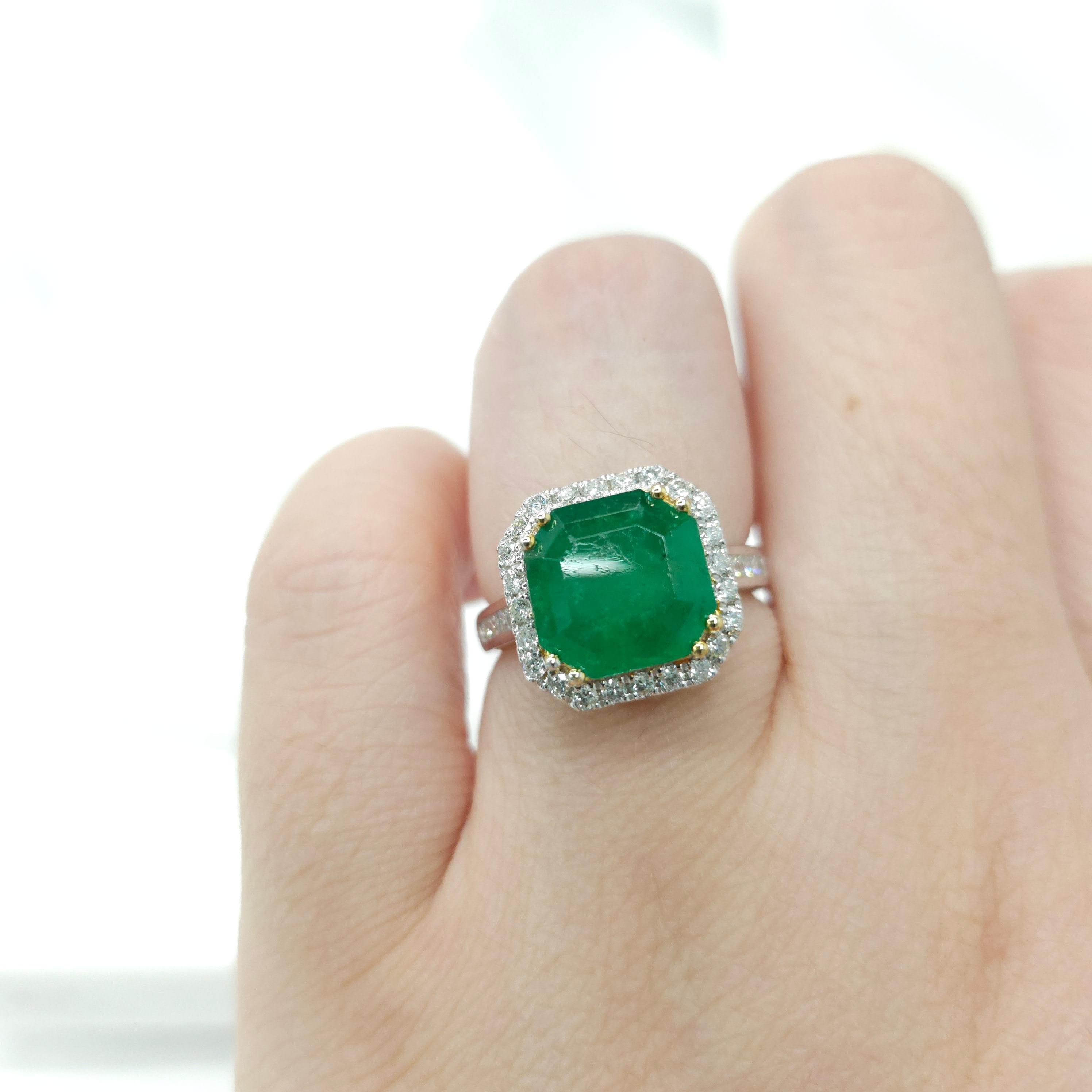 IGI certified 3.33 Carat Emerald & 0.56 Carat Diamond Ring  For Sale 7