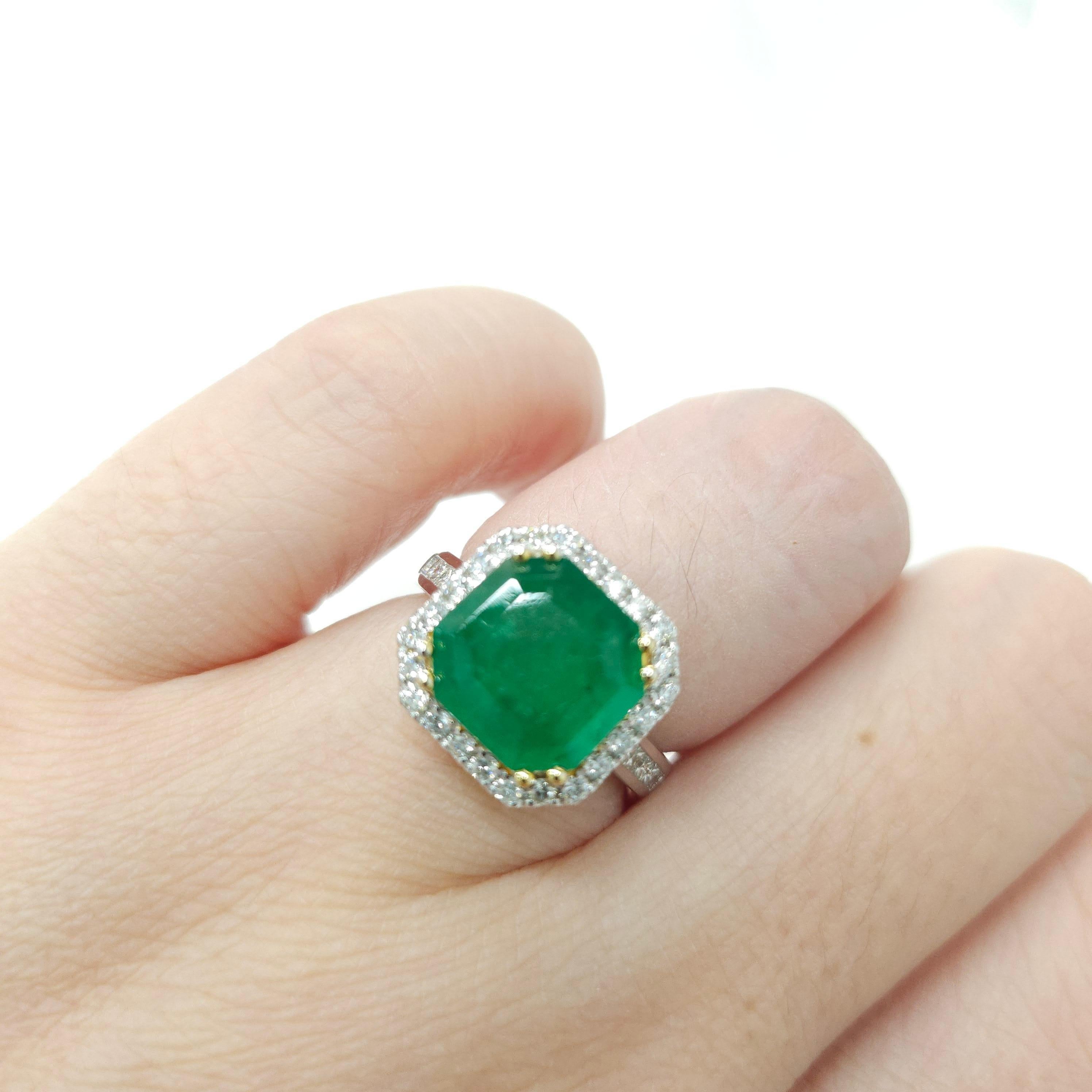 IGI certified 3.33 Carat Emerald & 0.56 Carat Diamond Ring  For Sale 8