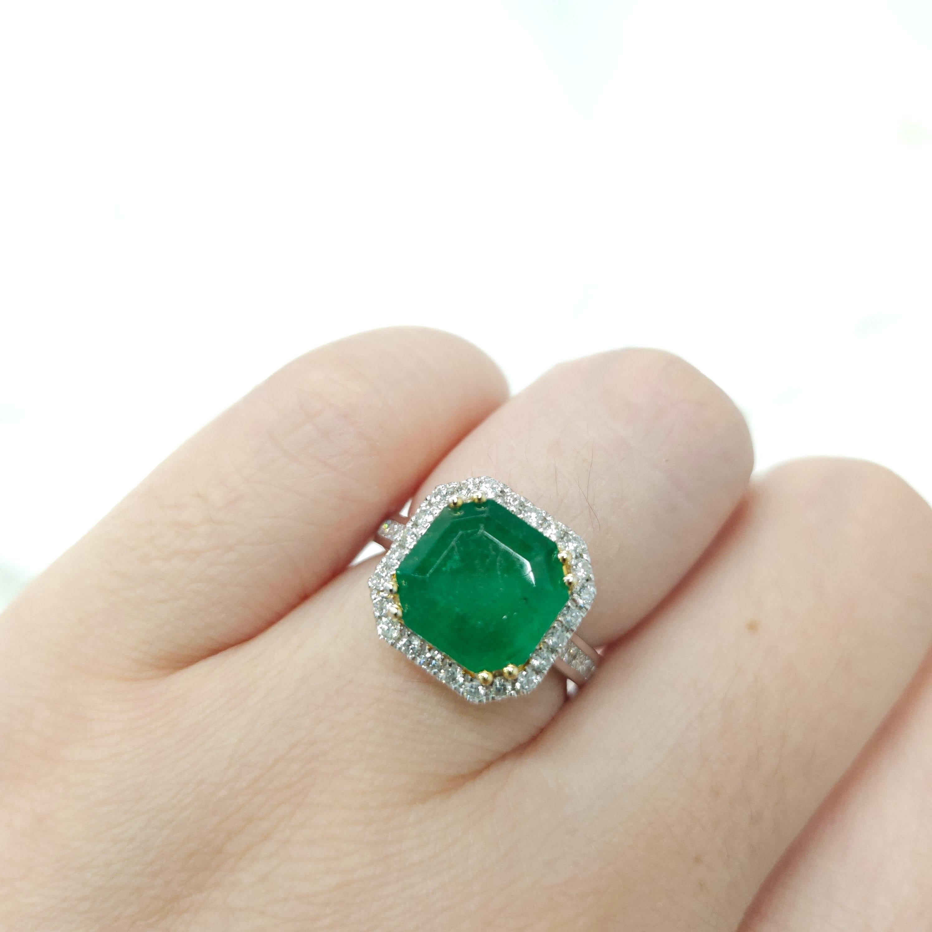 Wir präsentieren den atemberaubenden IGI-zertifizierten Ring aus 18 Karat Weißgold mit 3,33 Karat Smaragd und 0,56 Karat Diamanten, ein wahrhaft exquisites Schmuckstück, das die Schönheit eines Smaragds mit perfektem, rein grünem Schliff perfekt zur