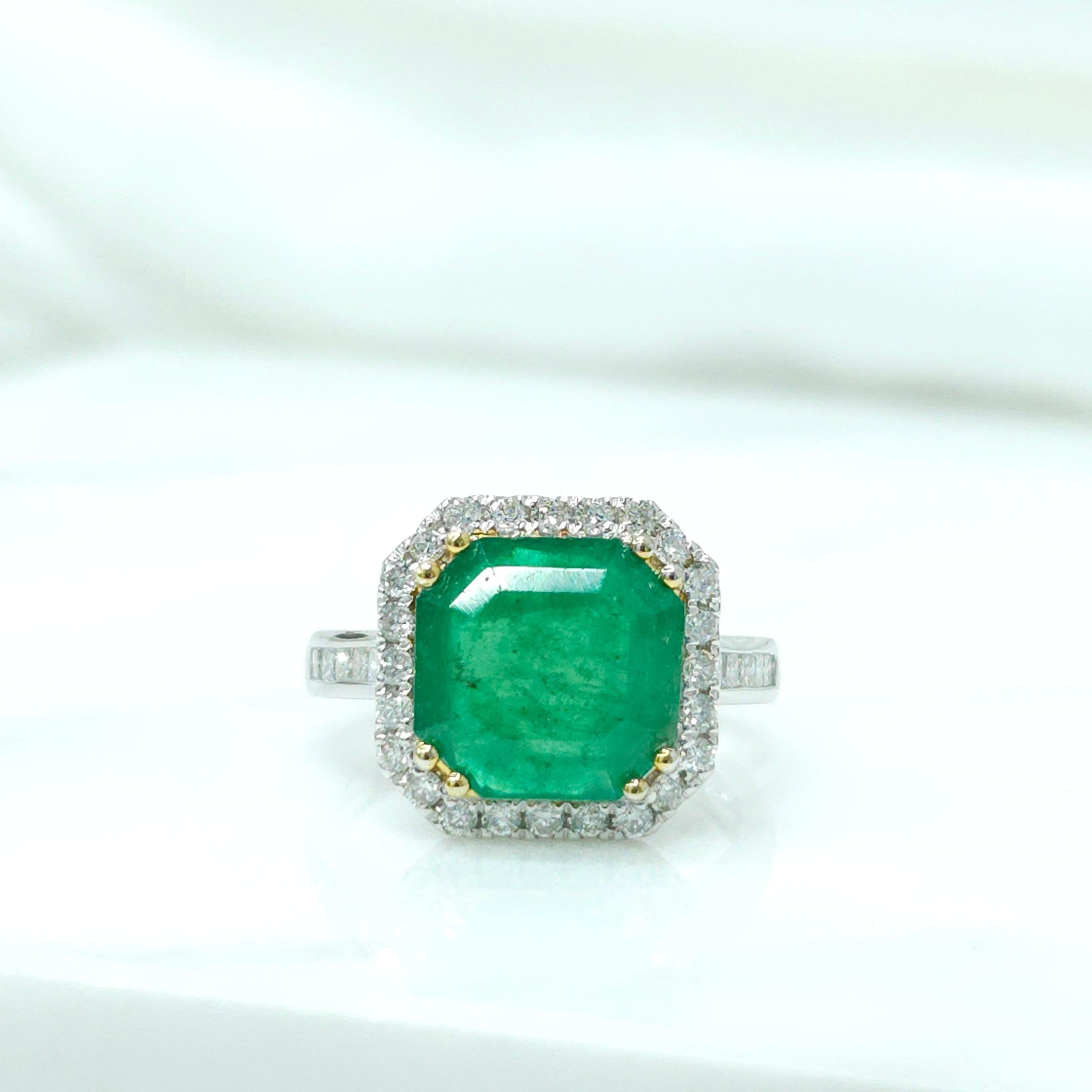IGI-zertifizierter 3,33 Karat Smaragd- und 0,56 Karat Diamantring (Smaragdschliff) im Angebot
