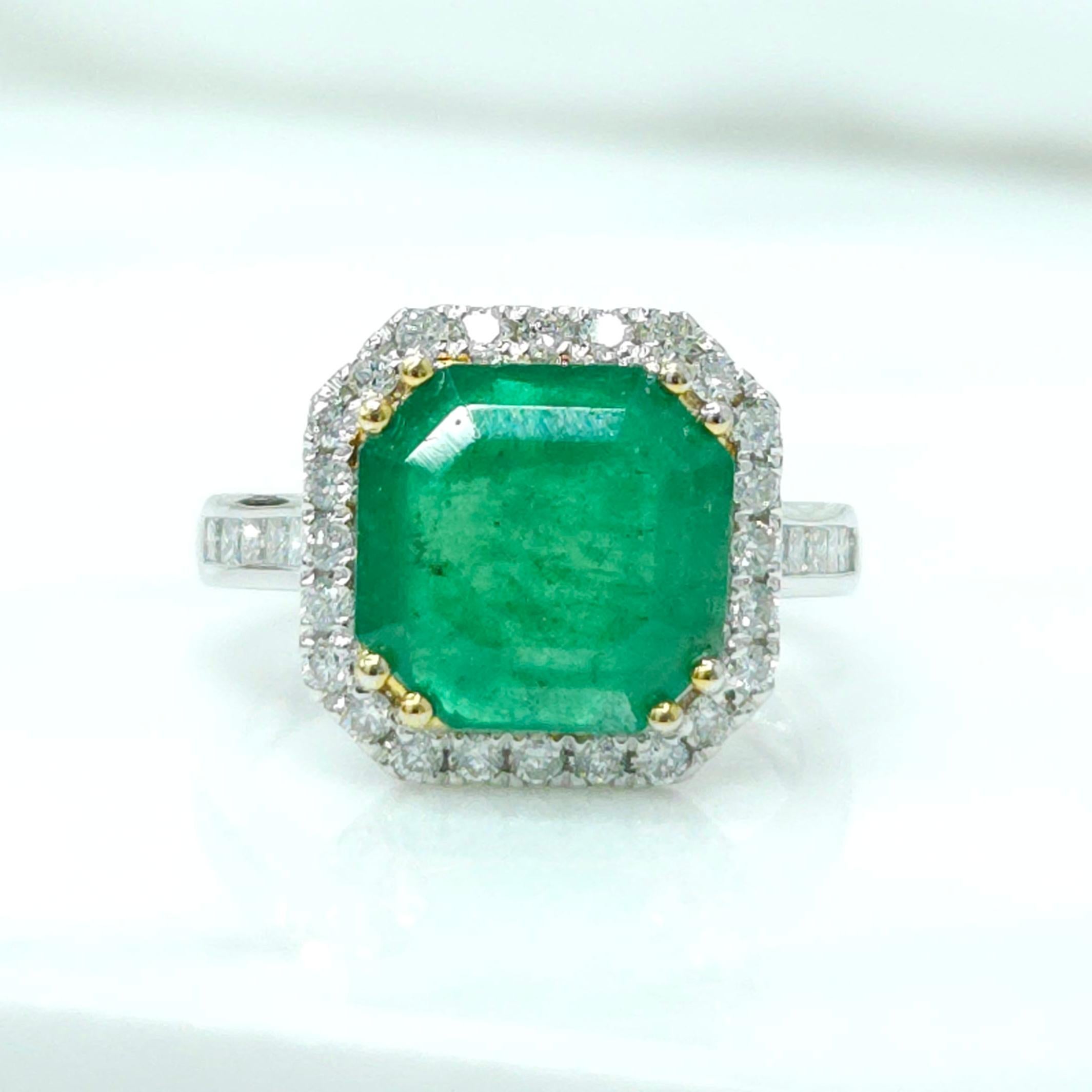 IGI certified 3.33 Carat Emerald & 0.56 Carat Diamond Ring  In New Condition For Sale In KOWLOON, HK