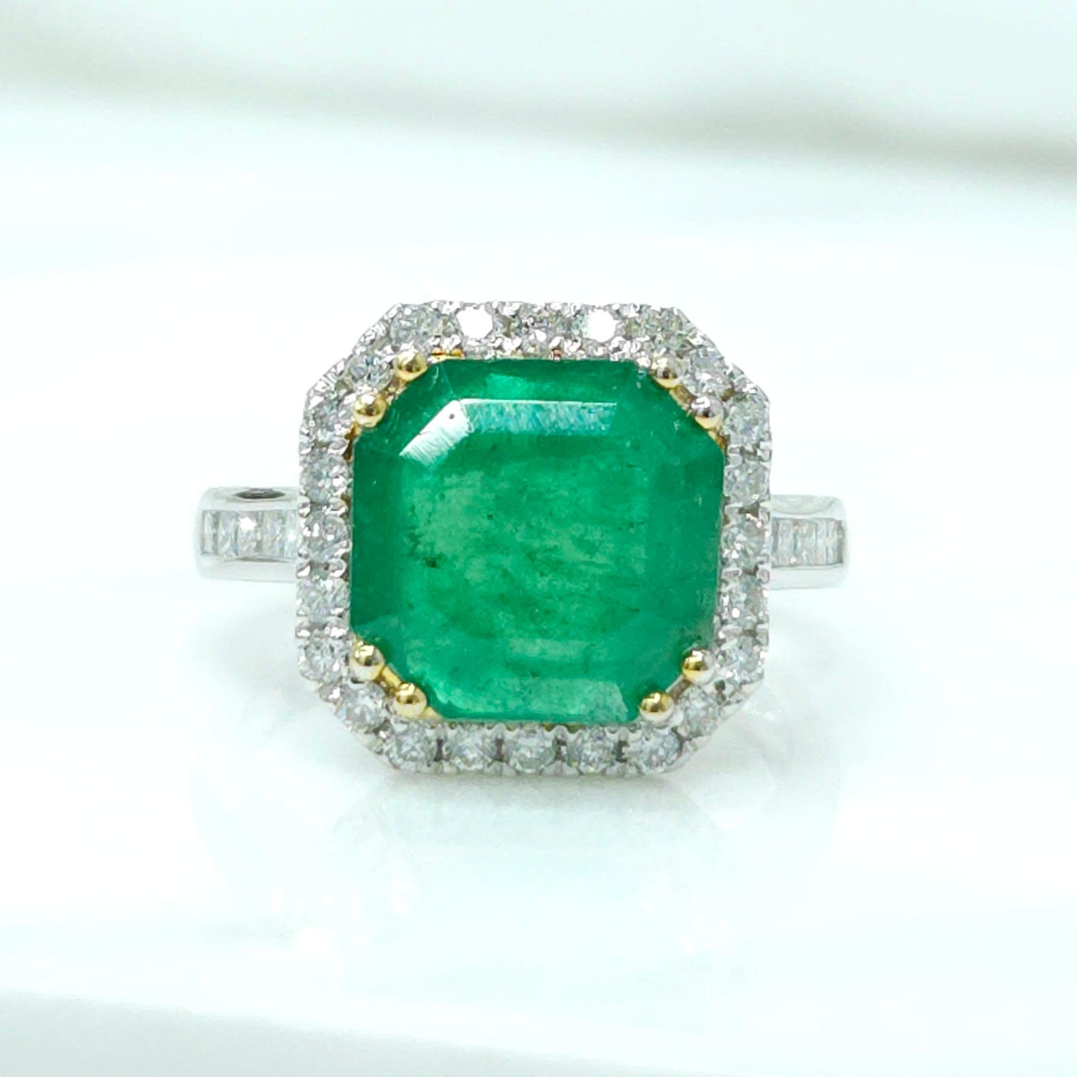 IGI-zertifizierter 3,33 Karat Smaragd- und 0,56 Karat Diamantring im Zustand „Neu“ im Angebot in KOWLOON, HK