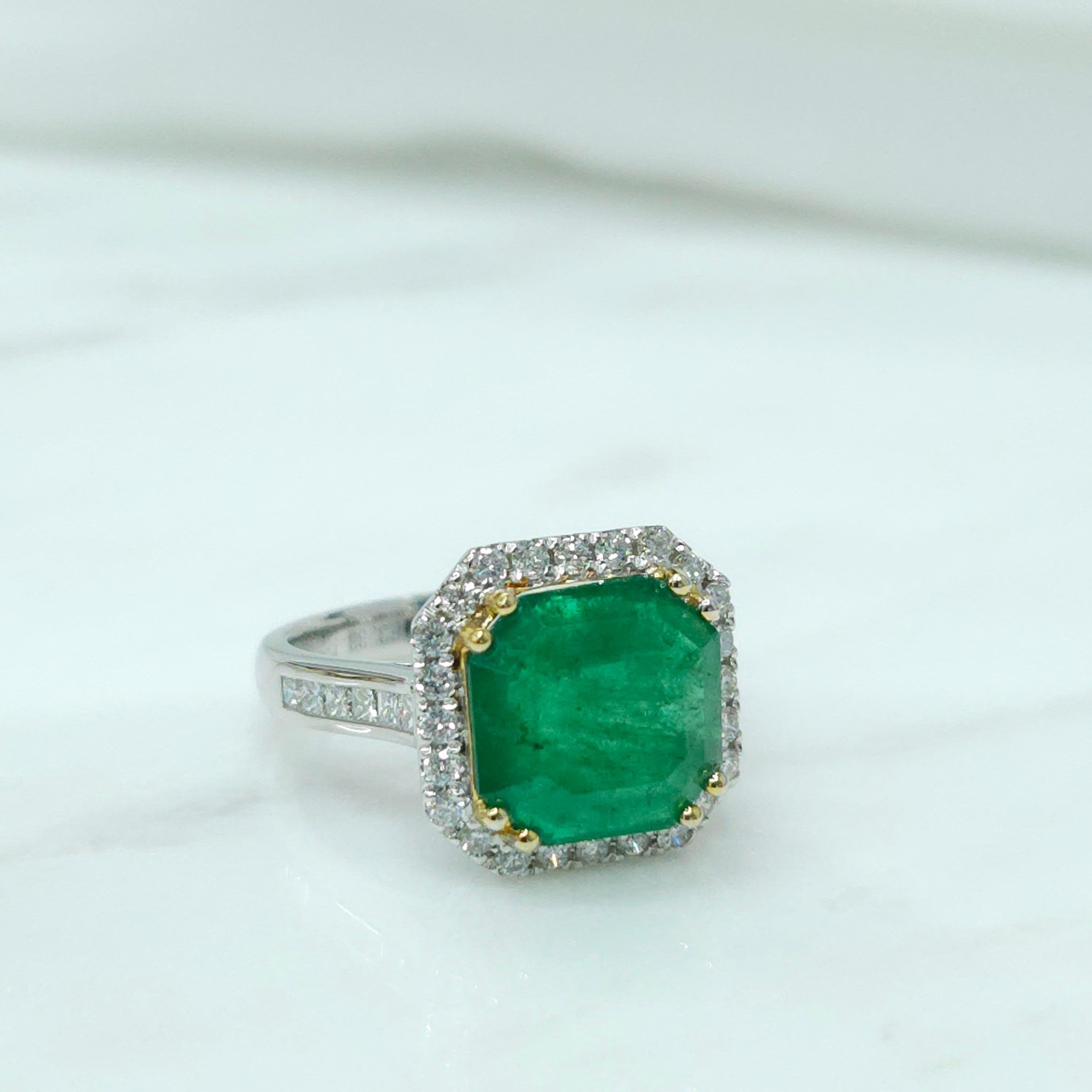 IGI-zertifizierter 3,33 Karat Smaragd- und 0,56 Karat Diamantring Damen im Angebot