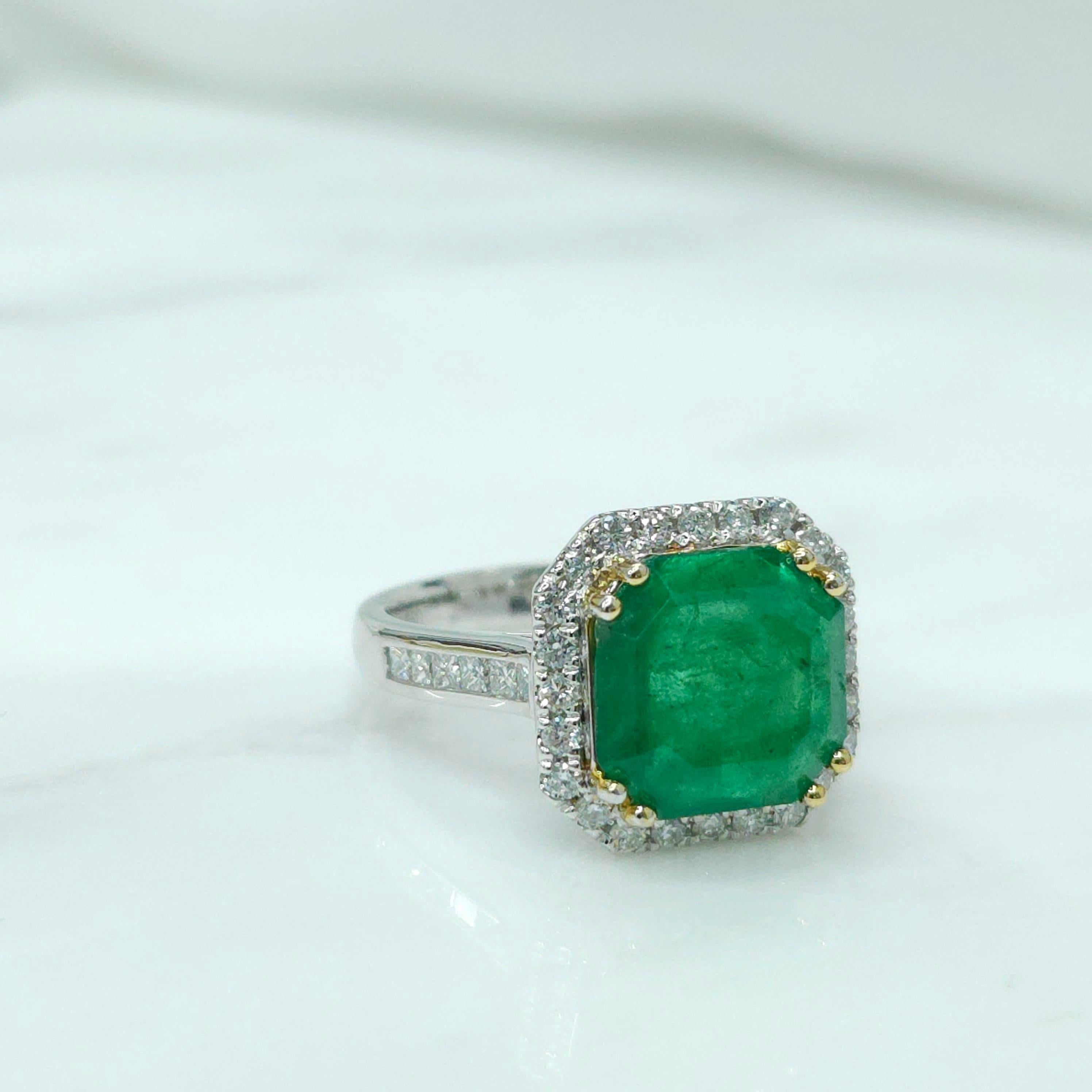 IGI certified 3.33 Carat Emerald & 0.56 Carat Diamond Ring  For Sale 1