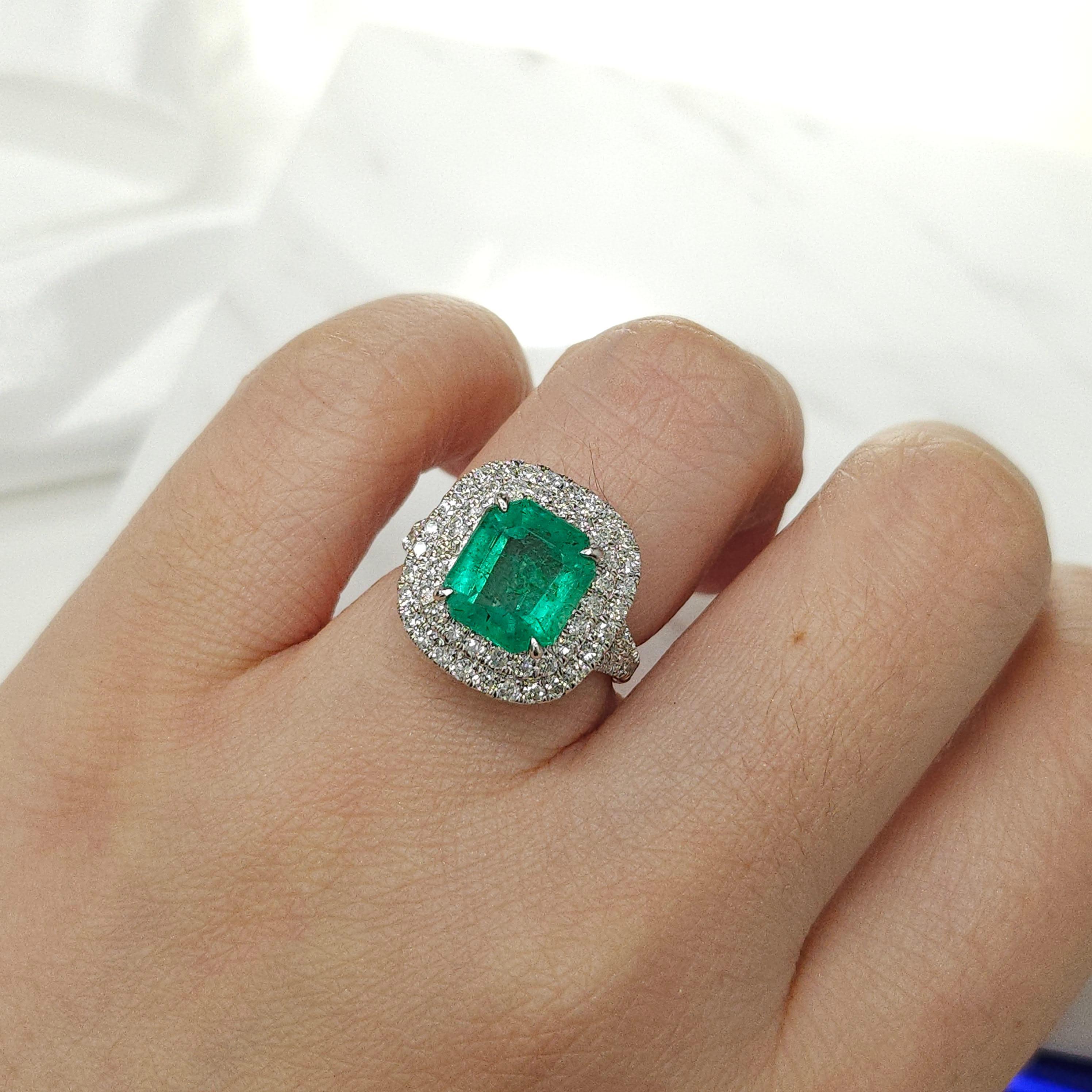 IGI certified  3.39 Carat Colombian Emerald & 0.95 Carat Diamond Ring  In New Condition For Sale In KOWLOON, HK