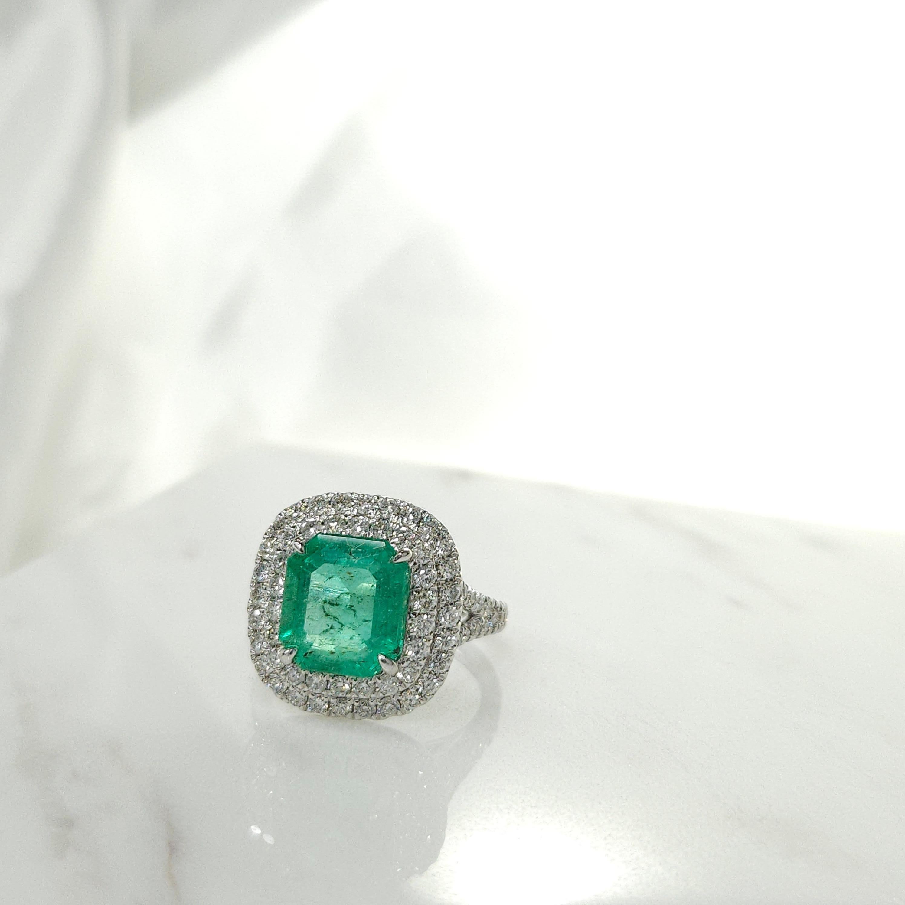 Women's IGI certified  3.39 Carat Colombian Emerald & 0.95 Carat Diamond Ring  For Sale