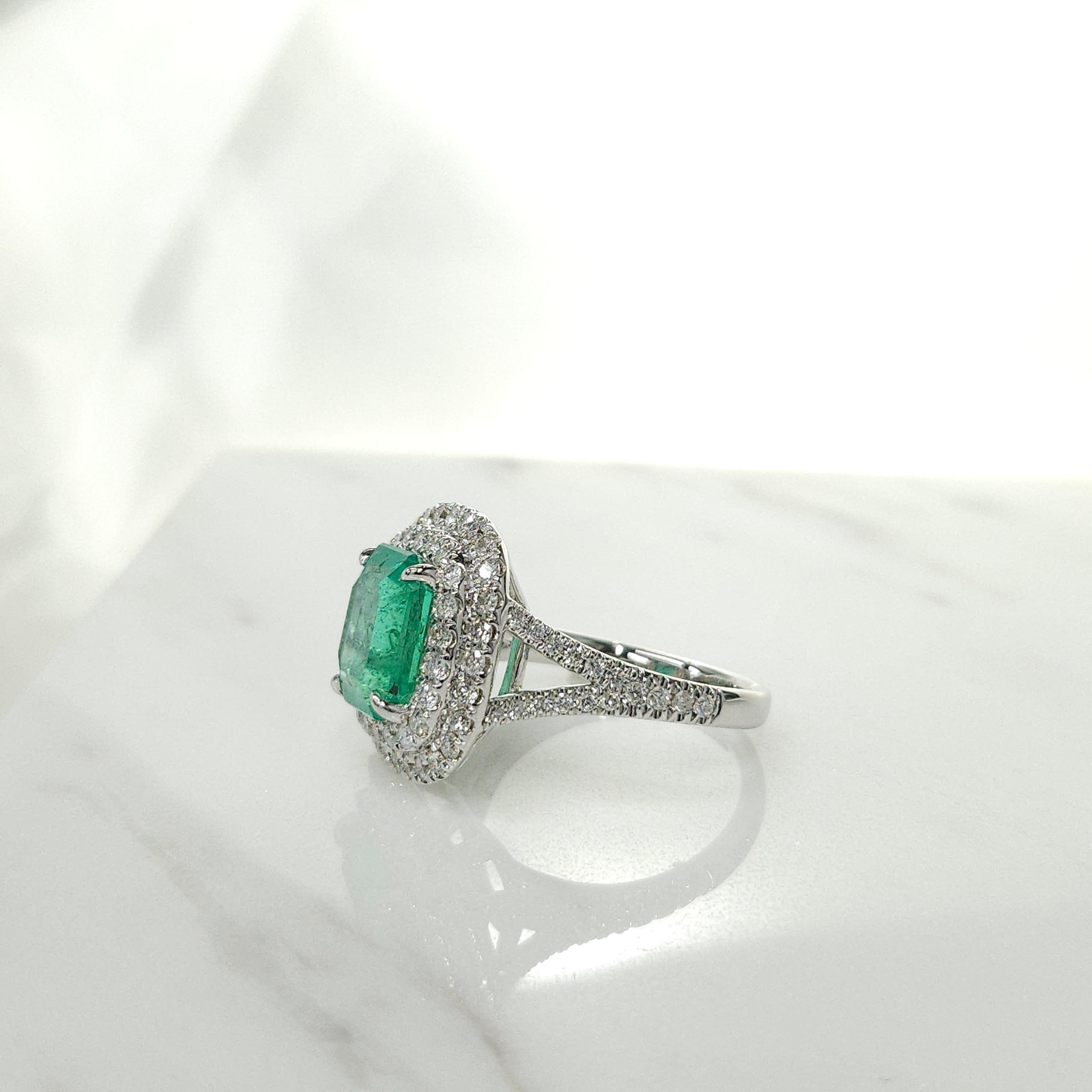 IGI certified  3.39 Carat Colombian Emerald & 0.95 Carat Diamond Ring  For Sale 2