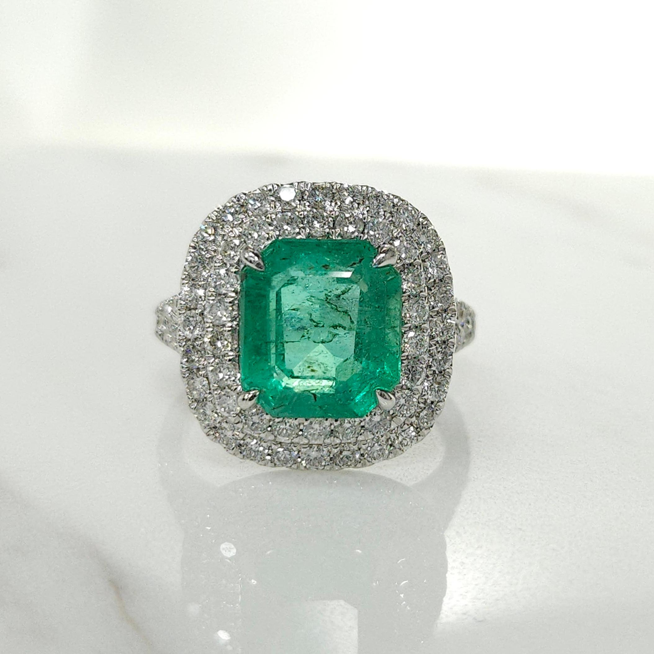 IGI certified  3.39 Carat Colombian Emerald & 0.95 Carat Diamond Ring  For Sale 3