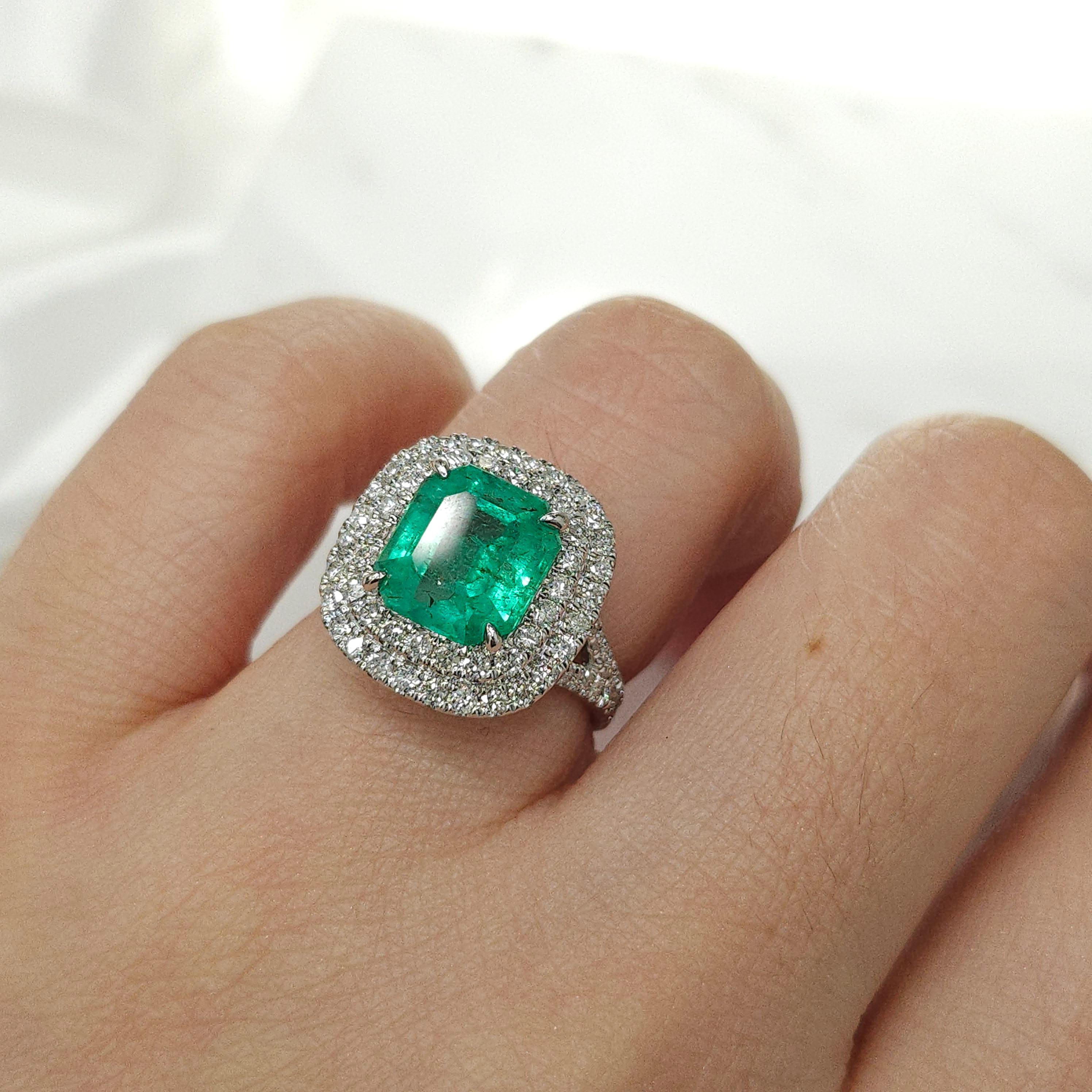 IGI certified  3.39 Carat Colombian Emerald & 0.95 Carat Diamond Ring  For Sale 4
