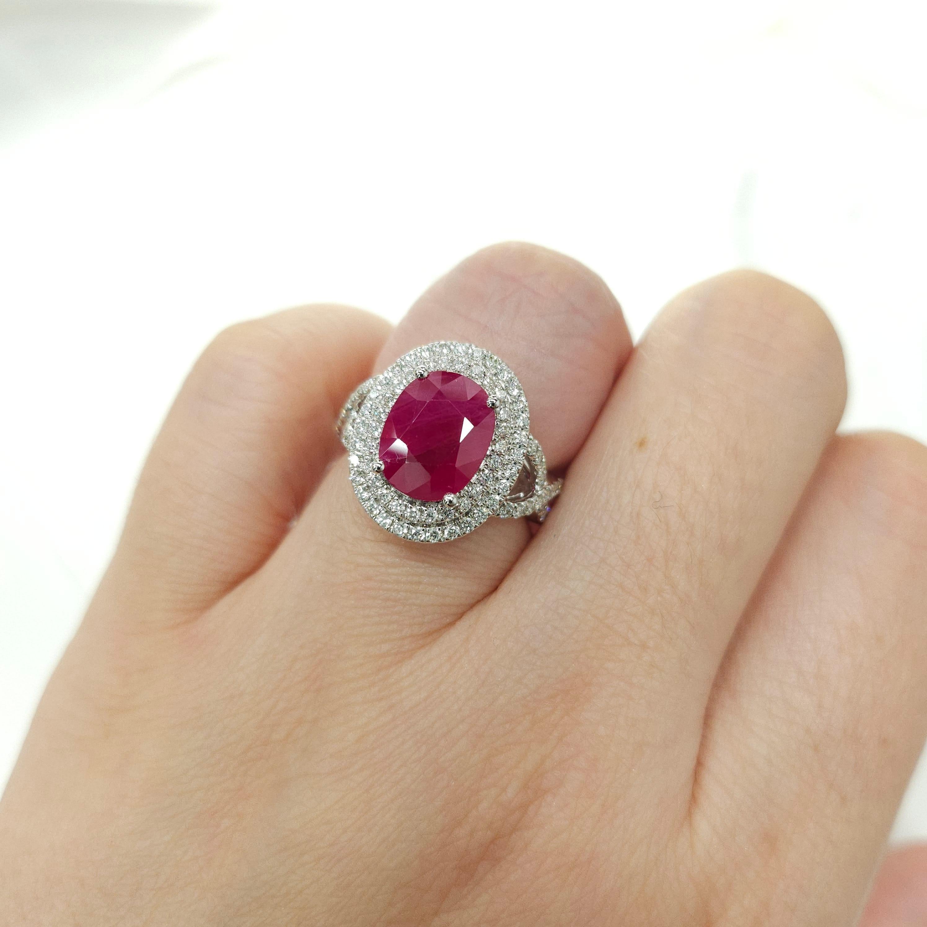 IGI Certified 3.42 Carat Burma Ruby & Diamond Ring in 18K White Gold In New Condition For Sale In KOWLOON, HK