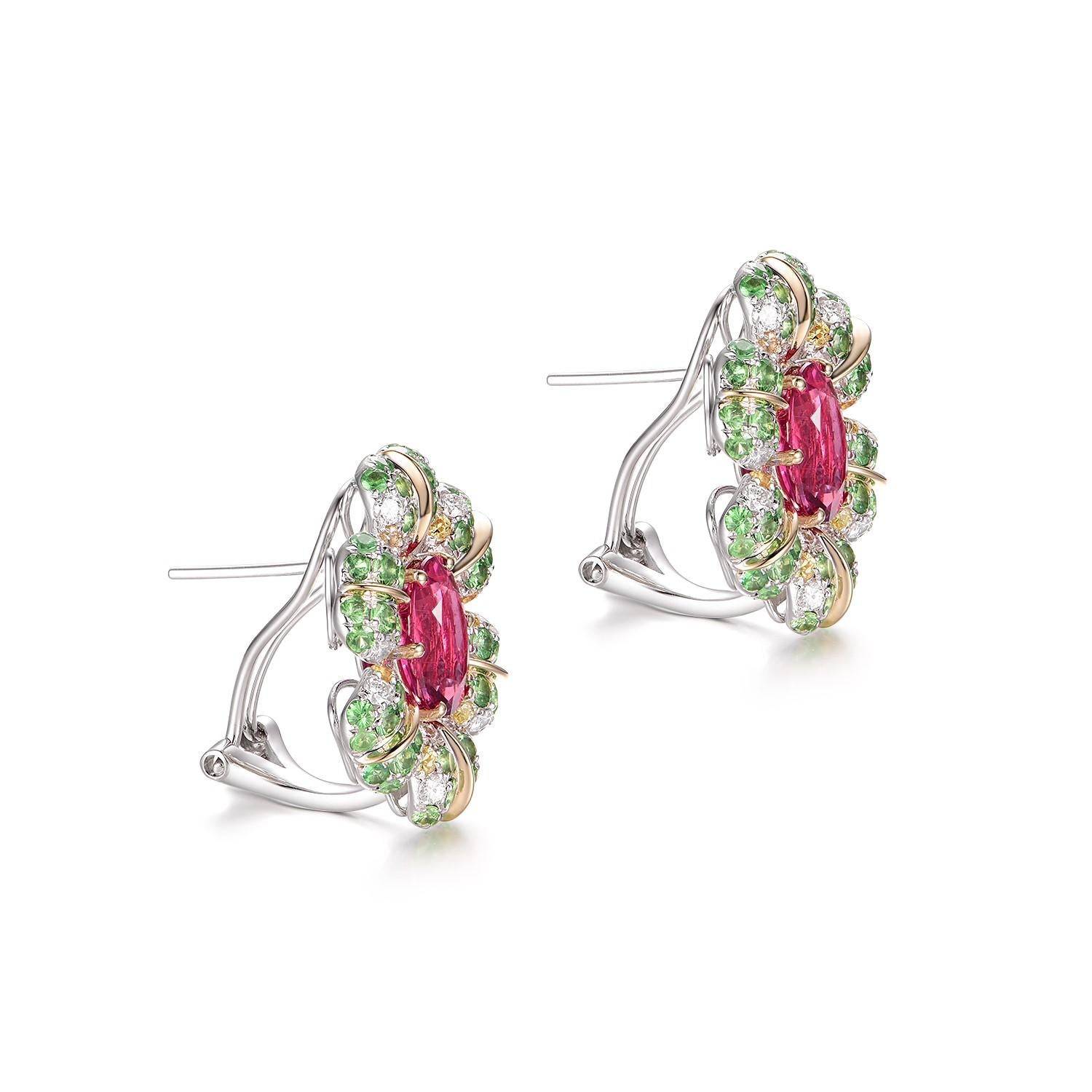 Les boucles d'oreilles que vous avez présentées exposent un magnifique 
Serties en or jaune 14 carats, ces boucles d'oreilles sont ornées d'une Rubellite centrale, connue pour sa teinte rose-rougeâtre saisissante et éclatante. D'un poids de 3,45