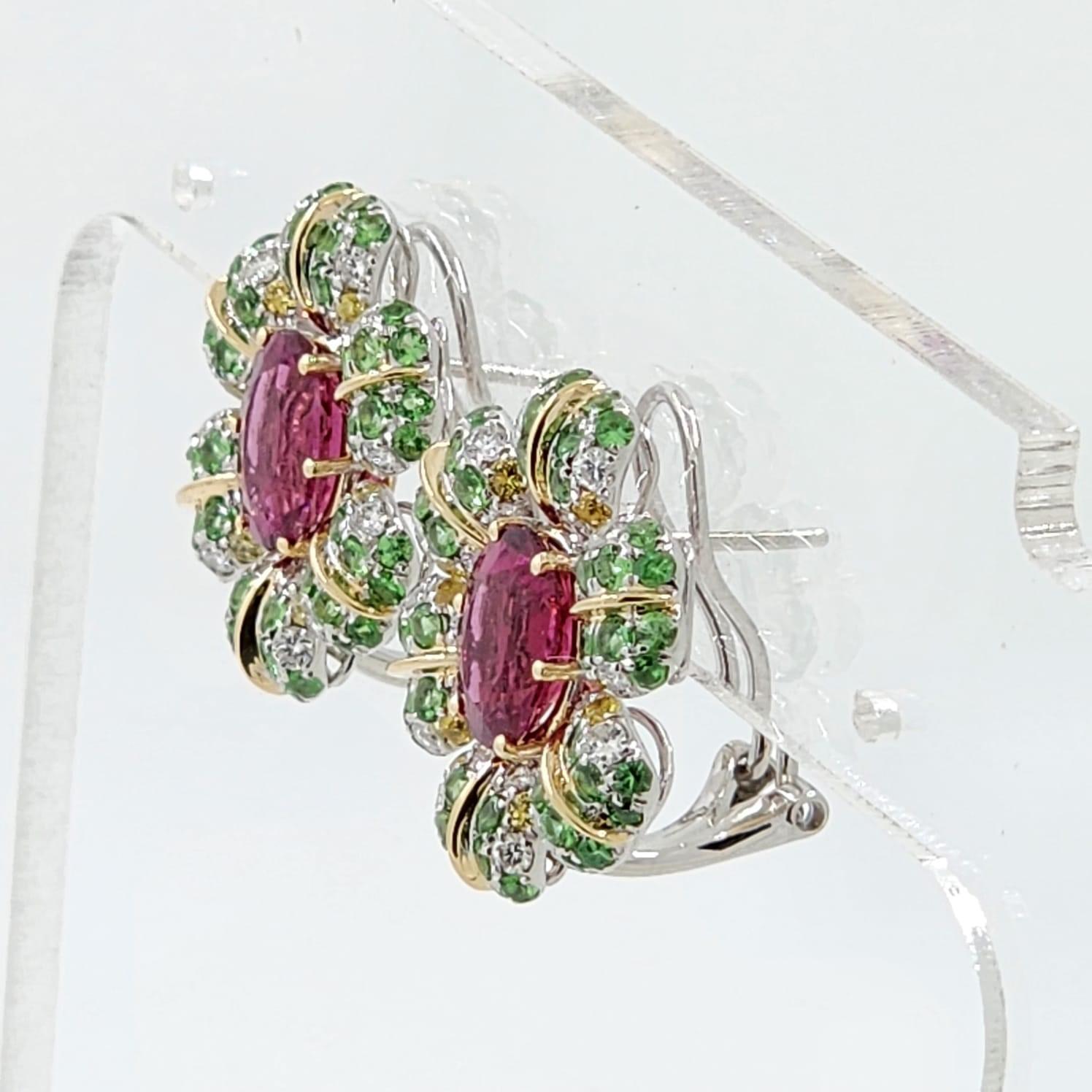 Taille ovale Boucles d'oreilles en or jaune 14 carats certifiées IGI, avec rubellite de 3,45 carats et péridots en vente