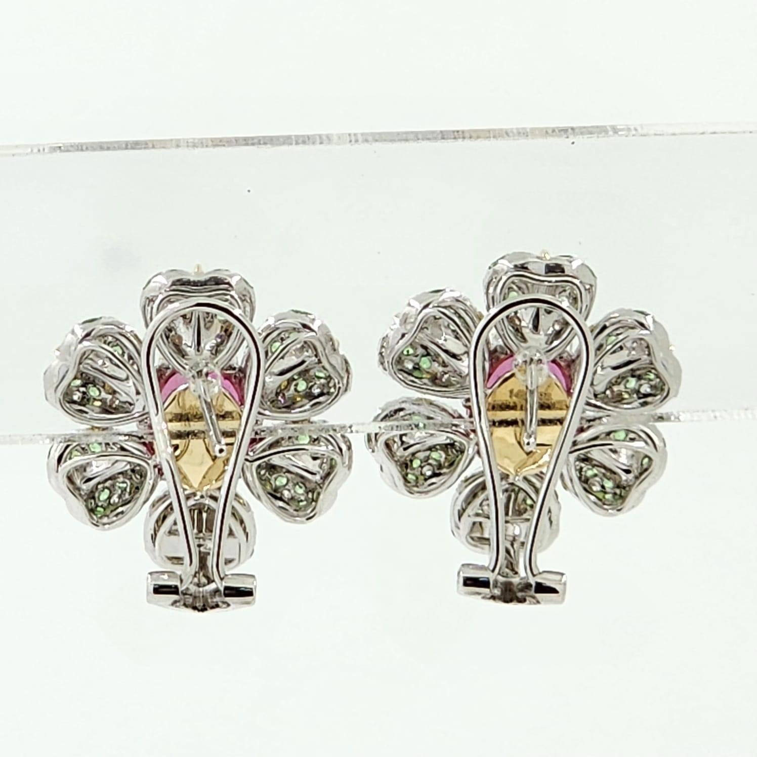 Boucles d'oreilles en or jaune 14 carats certifiées IGI, avec rubellite de 3,45 carats et péridots Neuf - En vente à Hong Kong, HK