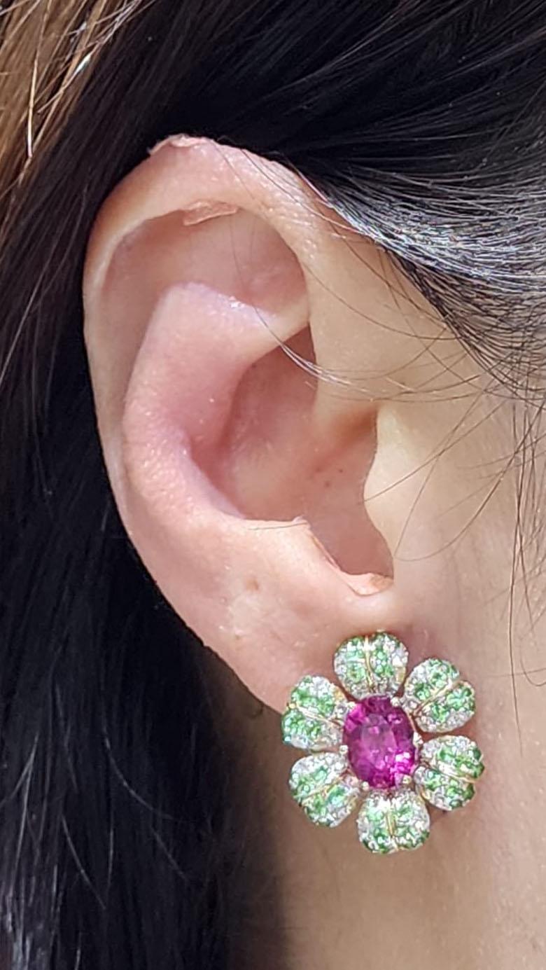Boucles d'oreilles en or jaune 14 carats certifiées IGI, avec rubellite de 3,45 carats et péridots Pour femmes en vente