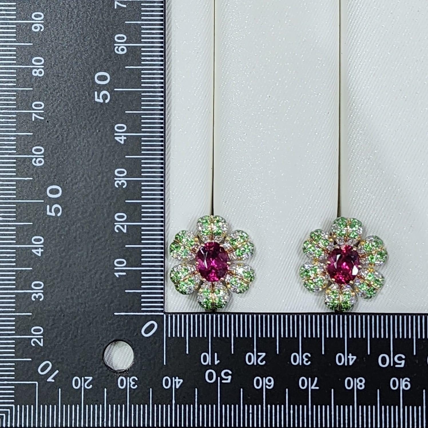 Boucles d'oreilles en or jaune 14 carats certifiées IGI, avec rubellite de 3,45 carats et péridots en vente 1