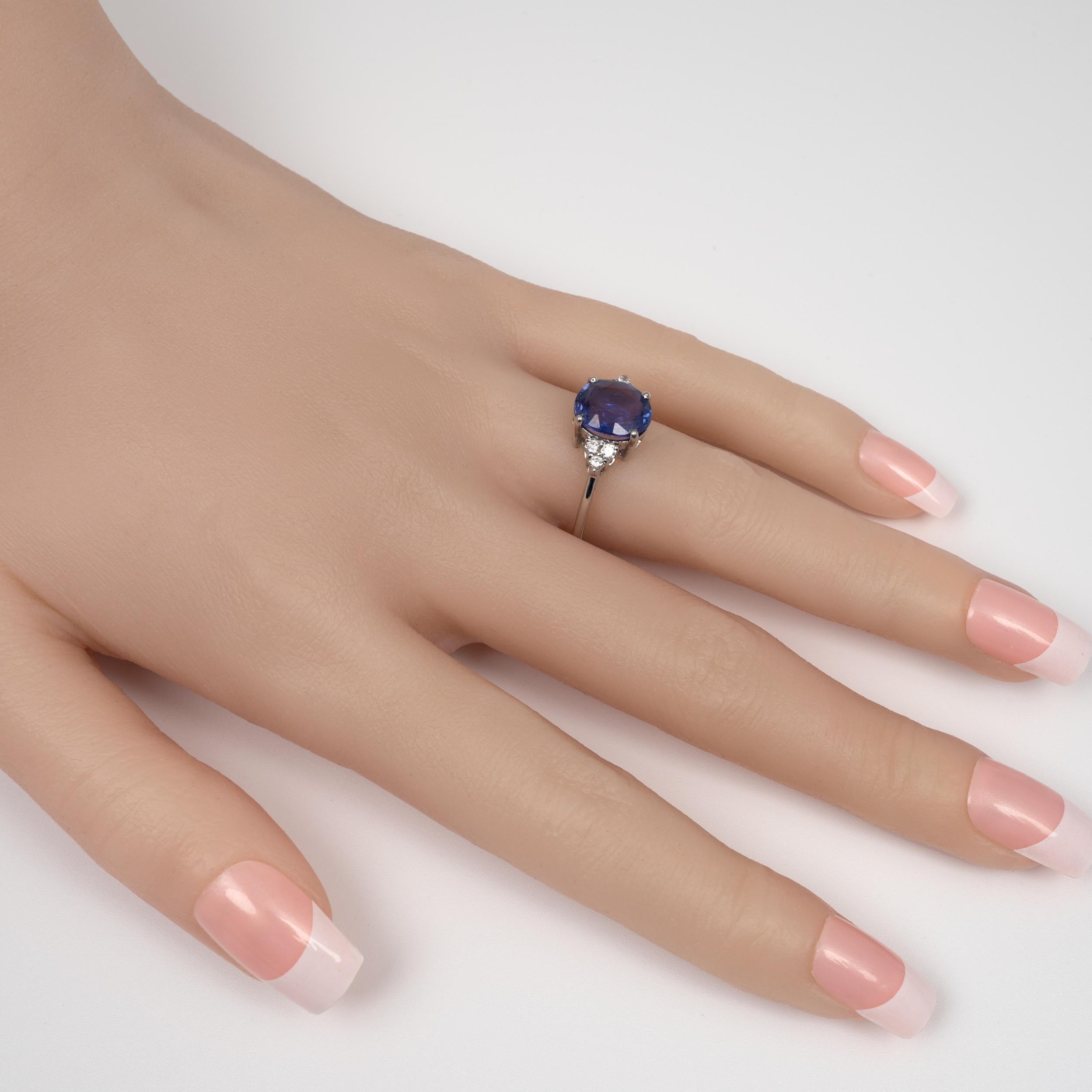IGI Certified 3.55 Carat Color Change Sapphire Diamond Ring 18 Karat White Gold In New Condition For Sale In Preston, Lancashire