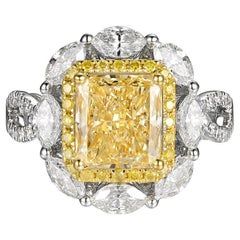 Diamante amarillo claro de fantasía de 3,65 quilates total certificado por el IGI en oro blanco de 18 quilates