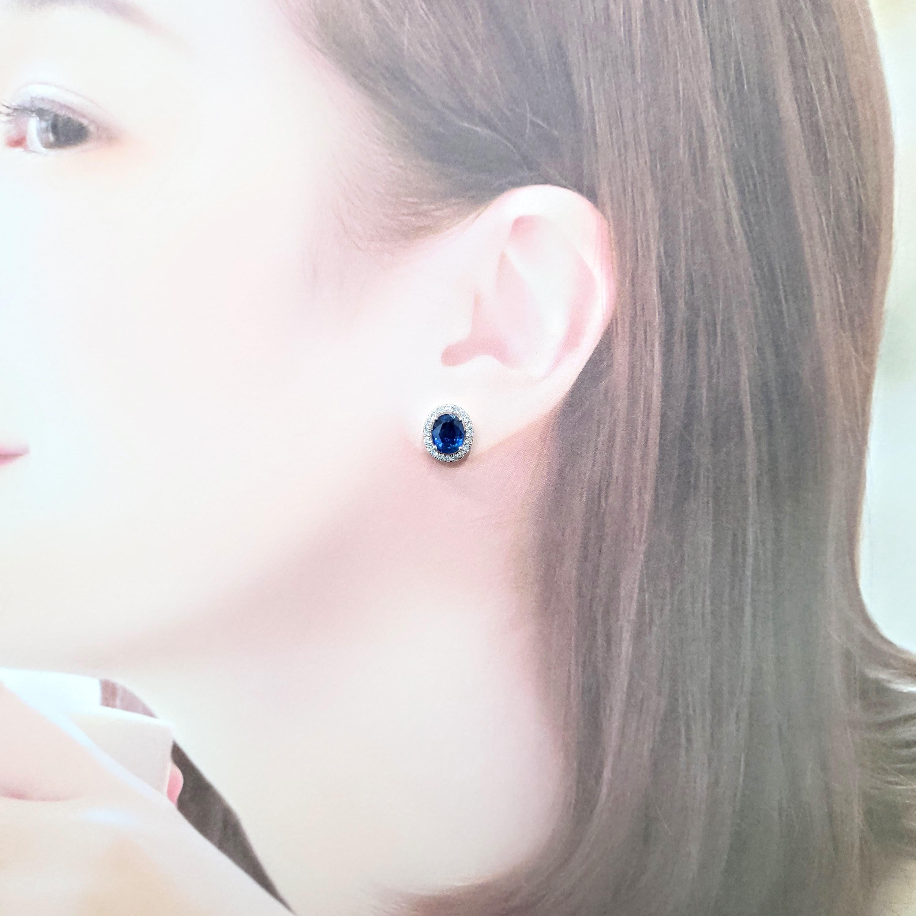 Icone dell'eleganza classica, questi orecchini certificati IGI presentano una coppia di splendidi zaffiri blu da 3,70 carati. Il blu vibrante di ogni zaffiro è messo in risalto dall'intramontabile taglio ovale, una forma famosa per la sua capacità