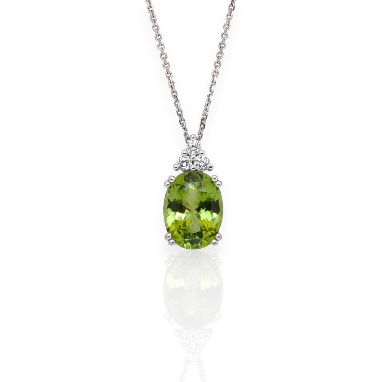 IGI Certified 3.71ct Peridot and Diamonds Necklace with Pendant For Sale