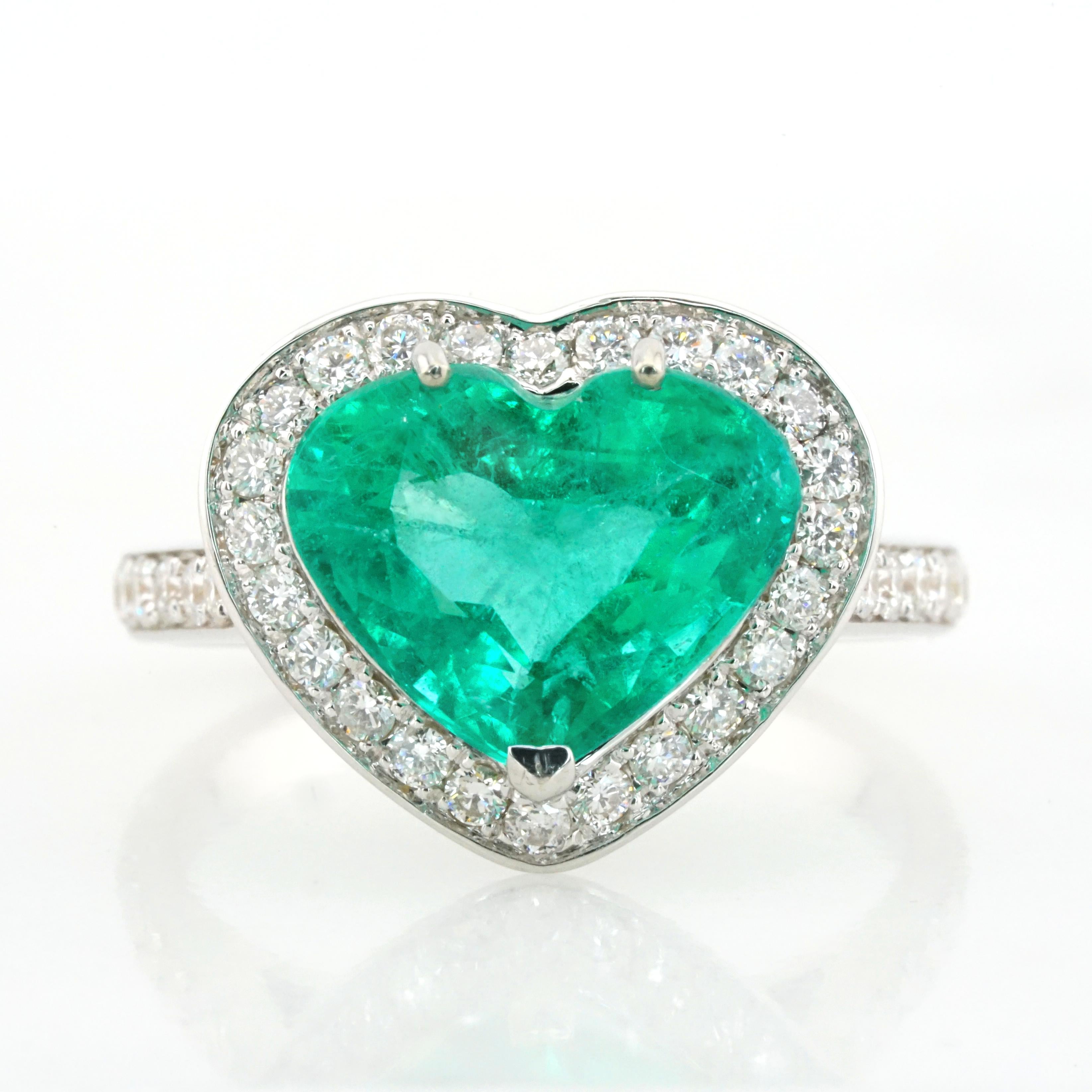 Contemporary IGI Certified 3.72 Carat Heart Minor Oil Emerald Diamond Made In Italy Ring  For Sale
