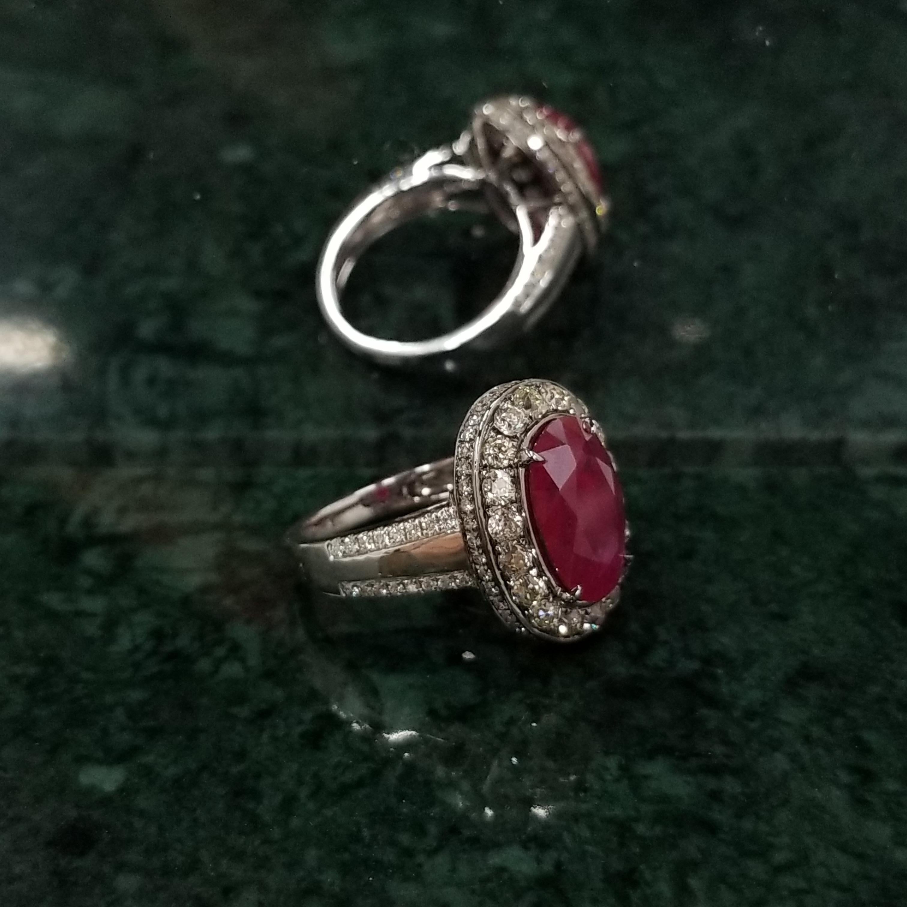 IGI Certified 3.73Carat Ruby & Diamond Ring in 18K Gold In New Condition For Sale In KOWLOON, HK