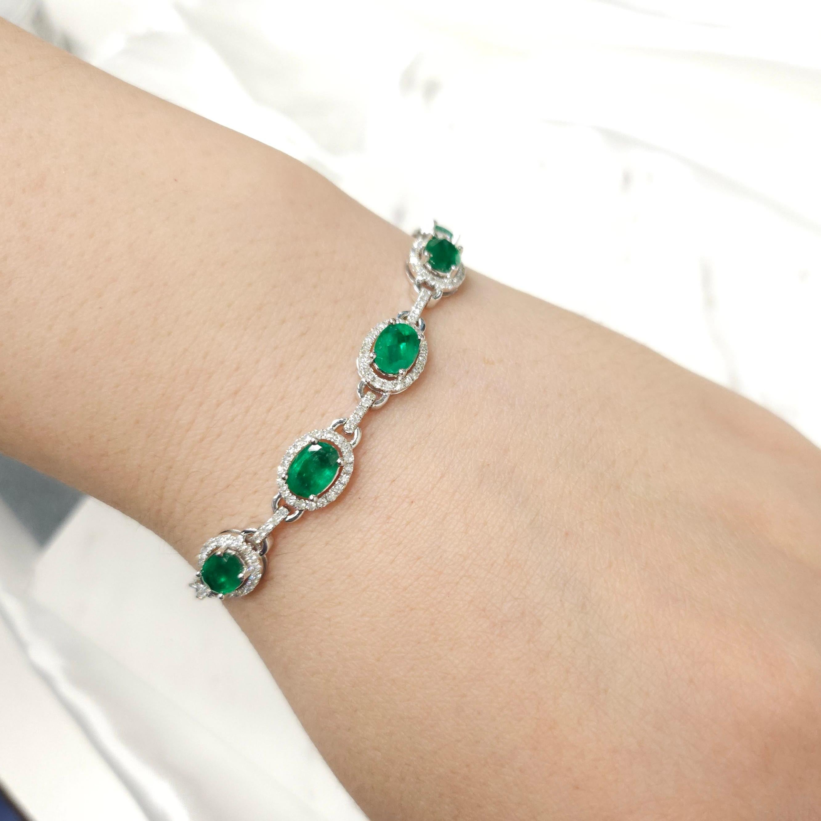 Modern IGI Certified 3.75 Ct Emerald & Diamond Bracelet in 18K White Gold For Sale
