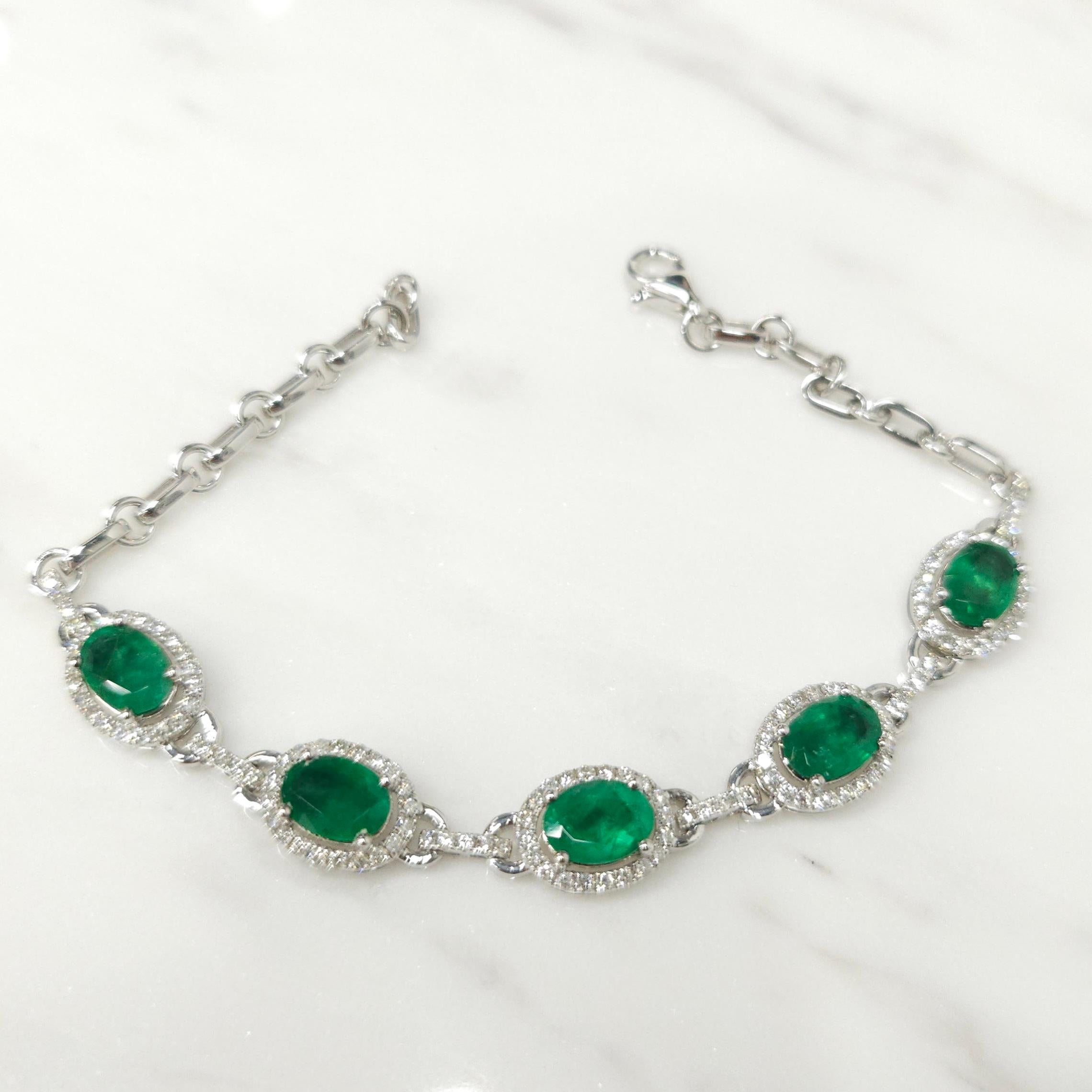 IGI Certified 3.75 Ct Emerald & Diamond Bracelet in 18K White Gold In New Condition For Sale In KOWLOON, HK